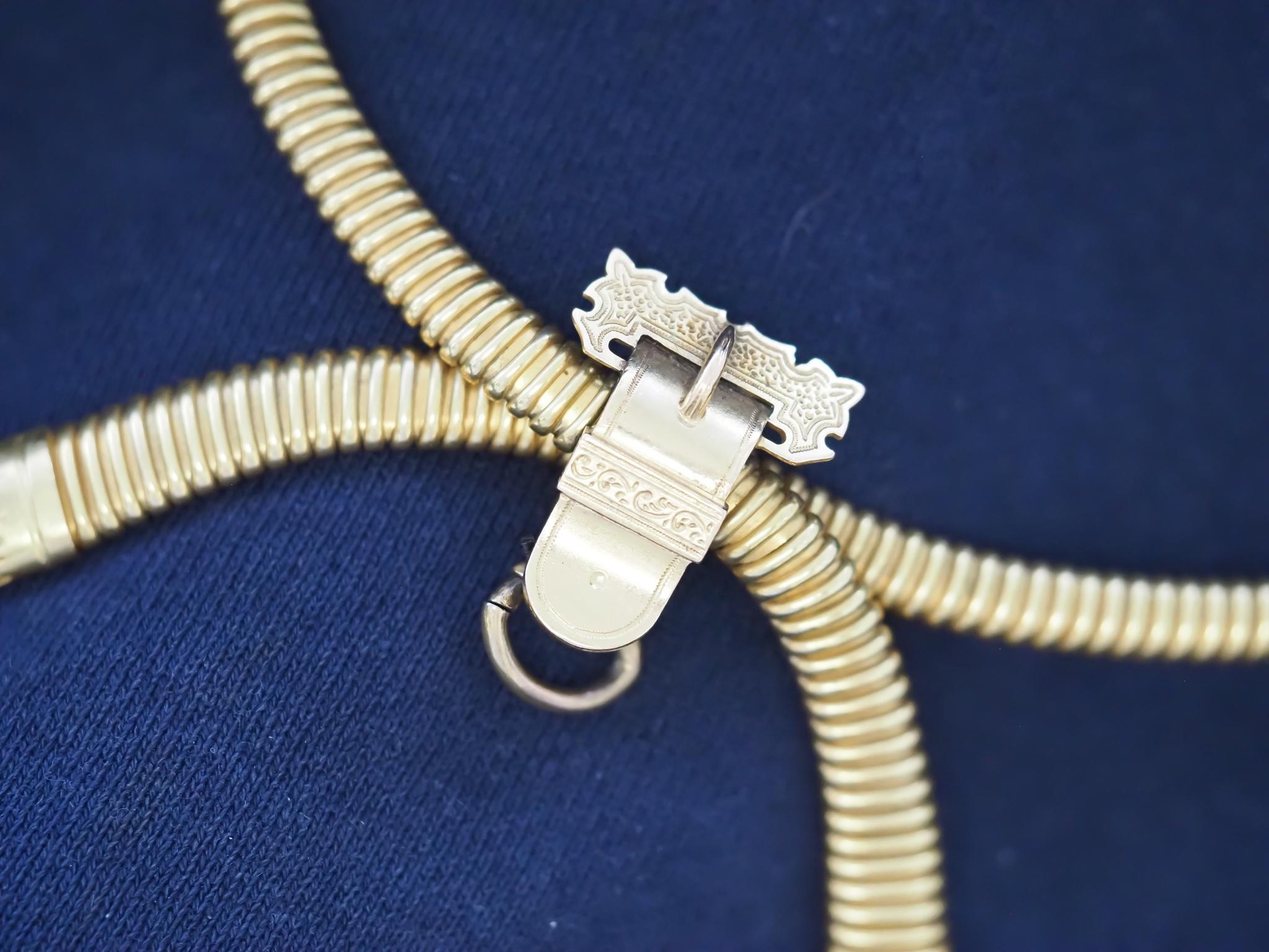Estate VEstate Collana vittoriana con nappe Tubogas in oro giallo 18 carati con ciondolo in vendita 1