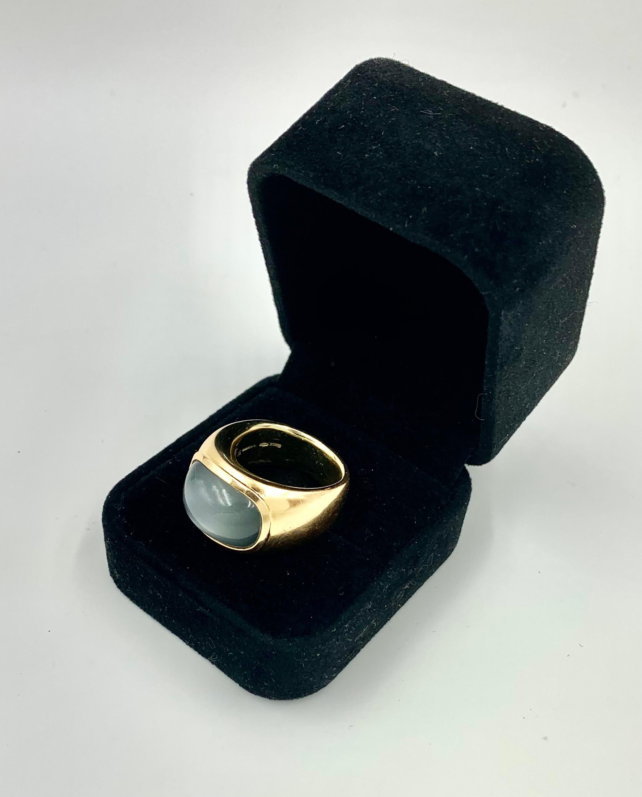 Estate Vhernier Cabochon Moonstone 18K Yellow Gold Ring For Sale 2