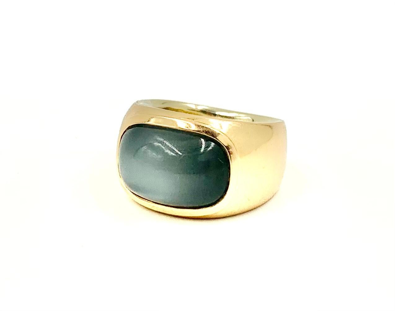Estate Vhernier Cabochon Moonstone 18K Yellow Gold Ring For Sale 3