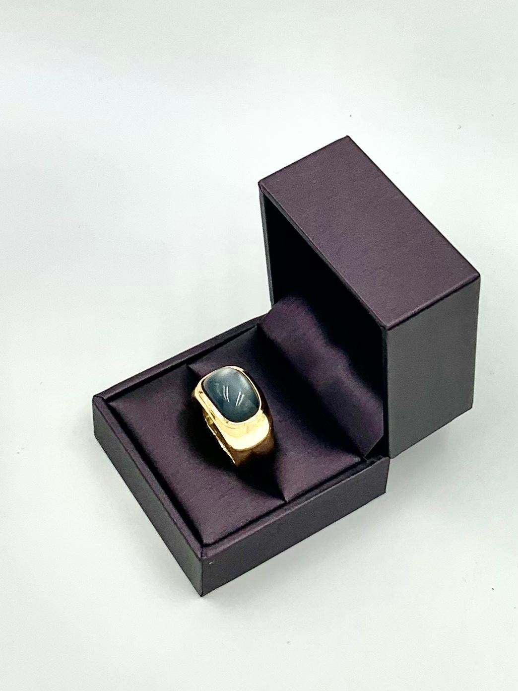 Vhernier Cabochon-Mondstein-Ring aus 18 Karat Gelbgold im Zustand „Gut“ im Angebot in New York, NY