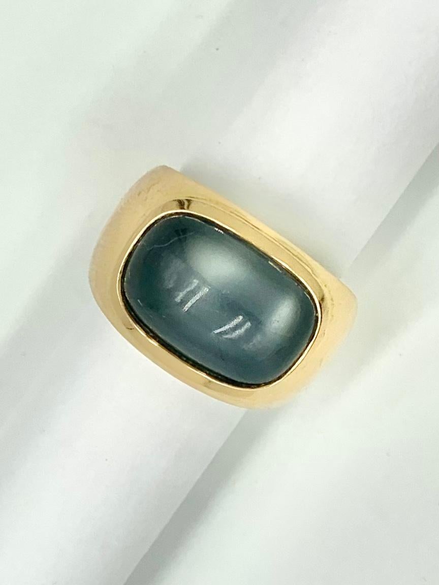 Estate Vhernier Cabochon Moonstone 18K Yellow Gold Ring In Good Condition For Sale In New York, NY