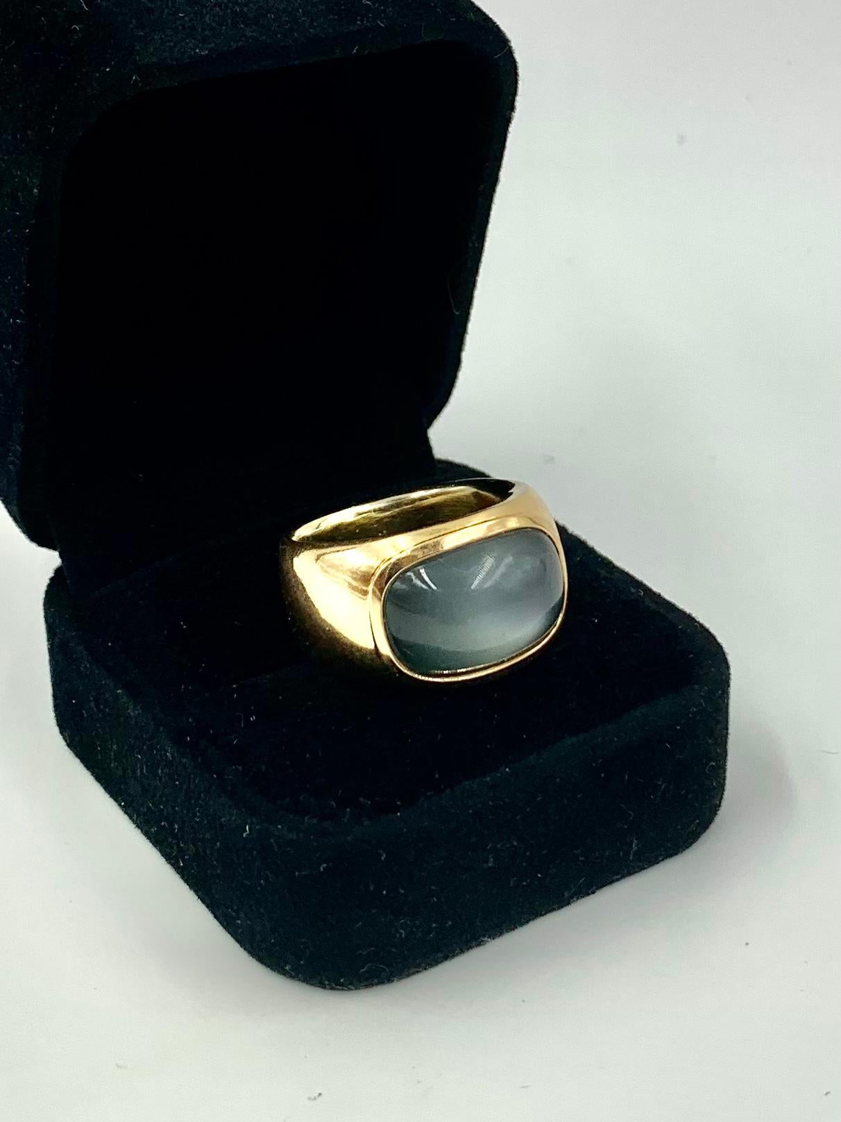 Women's or Men's Estate Vhernier Cabochon Moonstone 18K Yellow Gold Ring For Sale