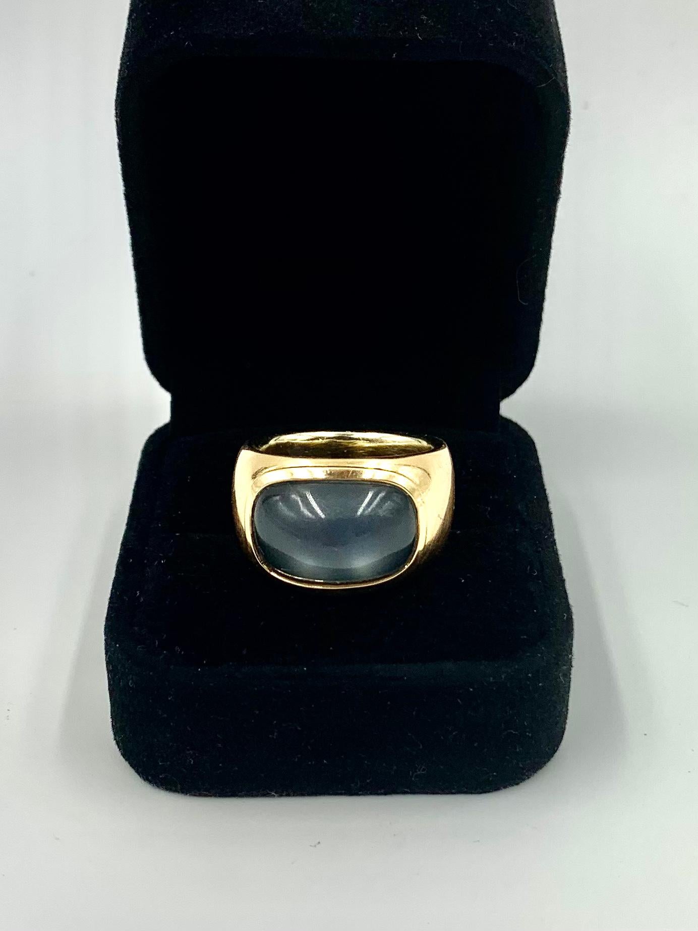 Estate Vhernier Cabochon Moonstone 18K Yellow Gold Ring For Sale 1