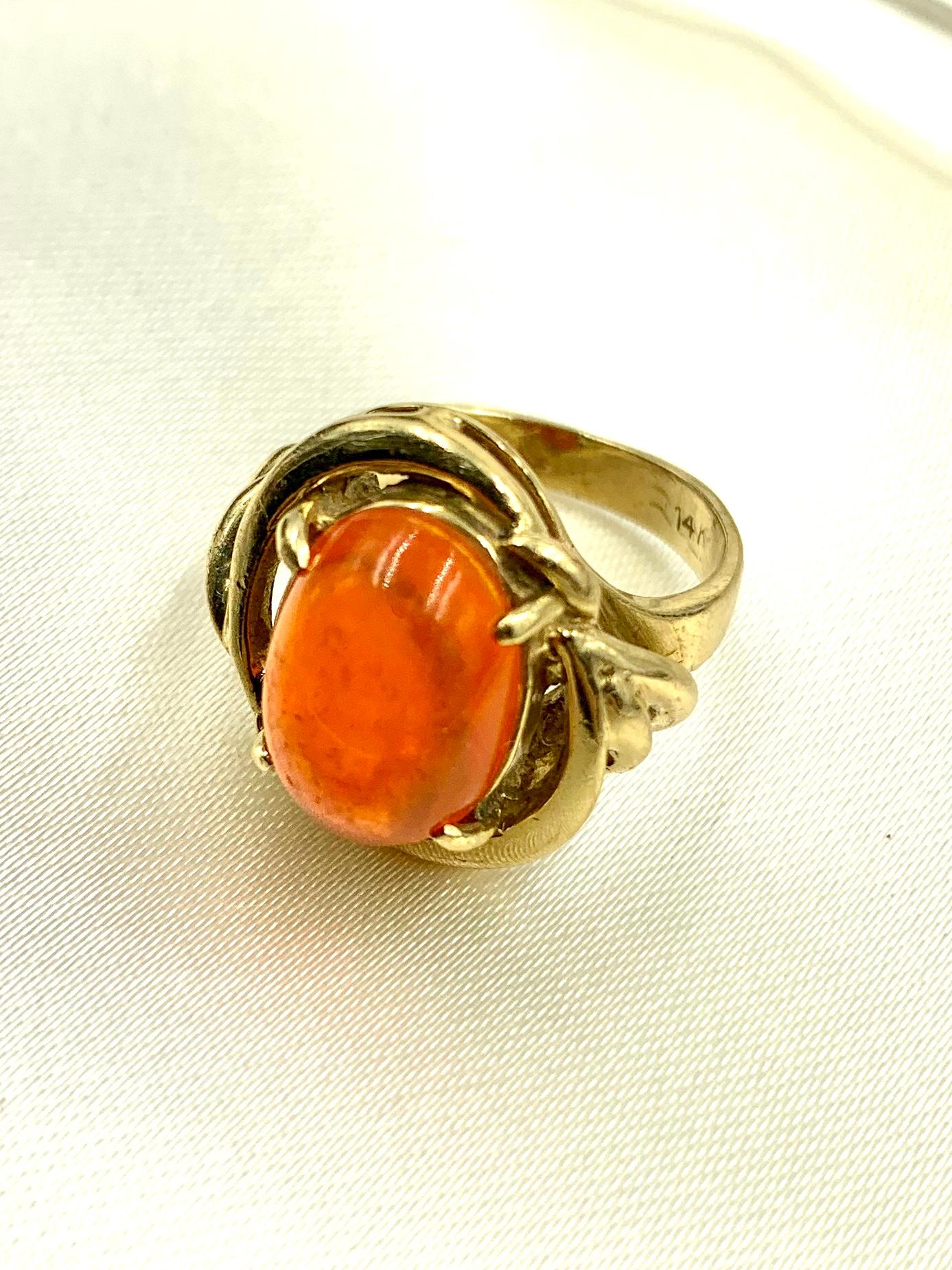 Bague de succession en or jaune 14 carats avec opale de feu cabochon Bon état - En vente à New York, NY