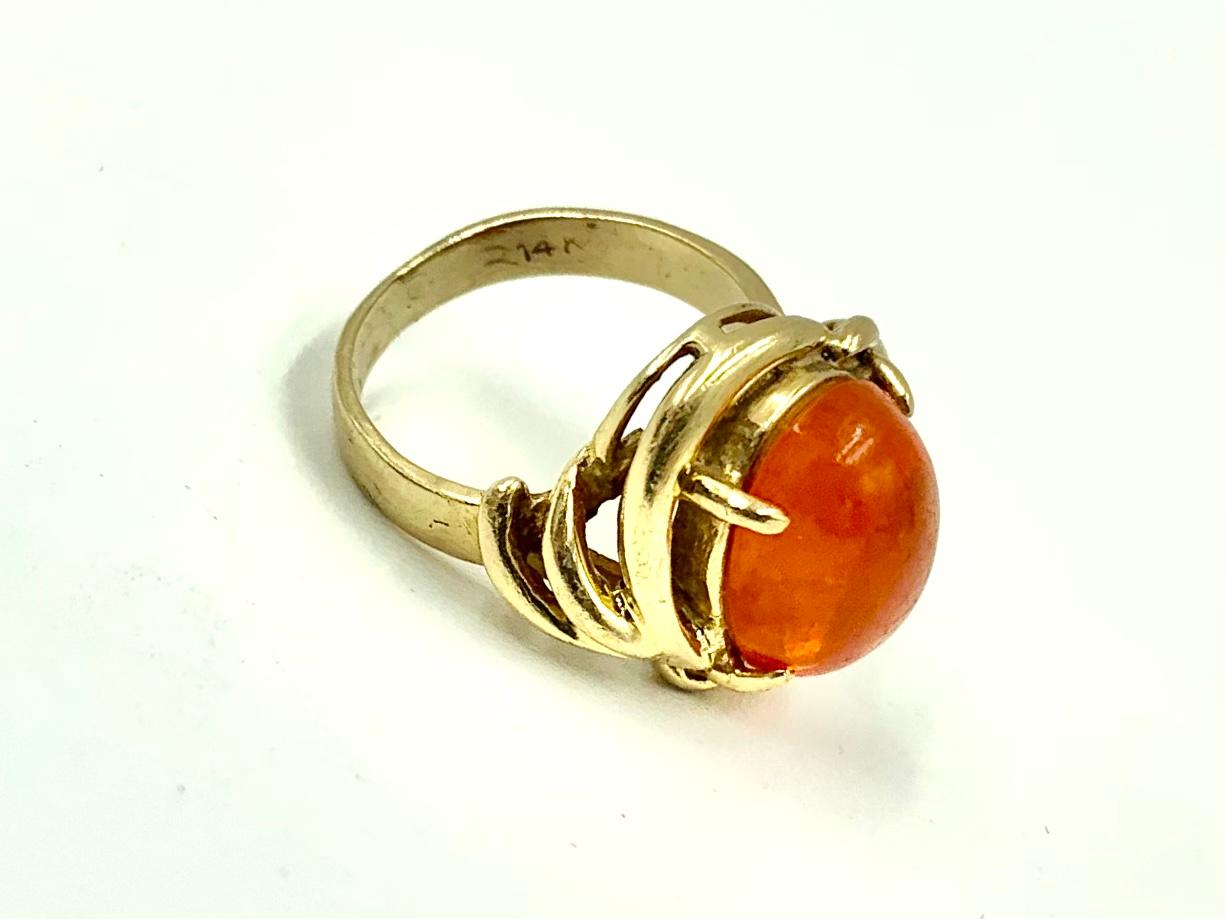 Bague de succession en or jaune 14 carats avec opale de feu cabochon en vente 2