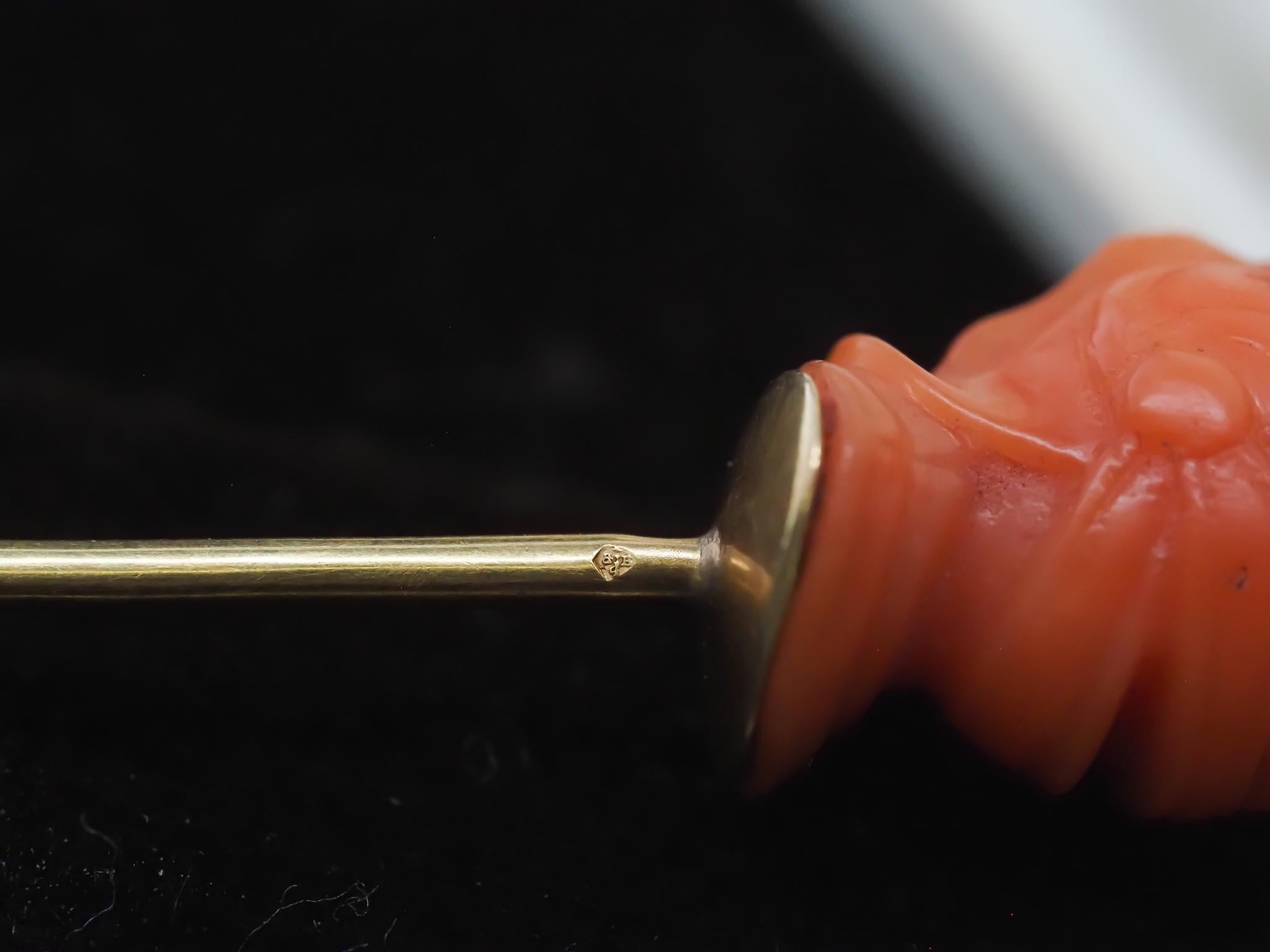 Estate Victorian 18K Yellow Gold French Carved Coral KNIGHT in Armor Stick Pin In Good Condition For Sale In Hicksville, NY