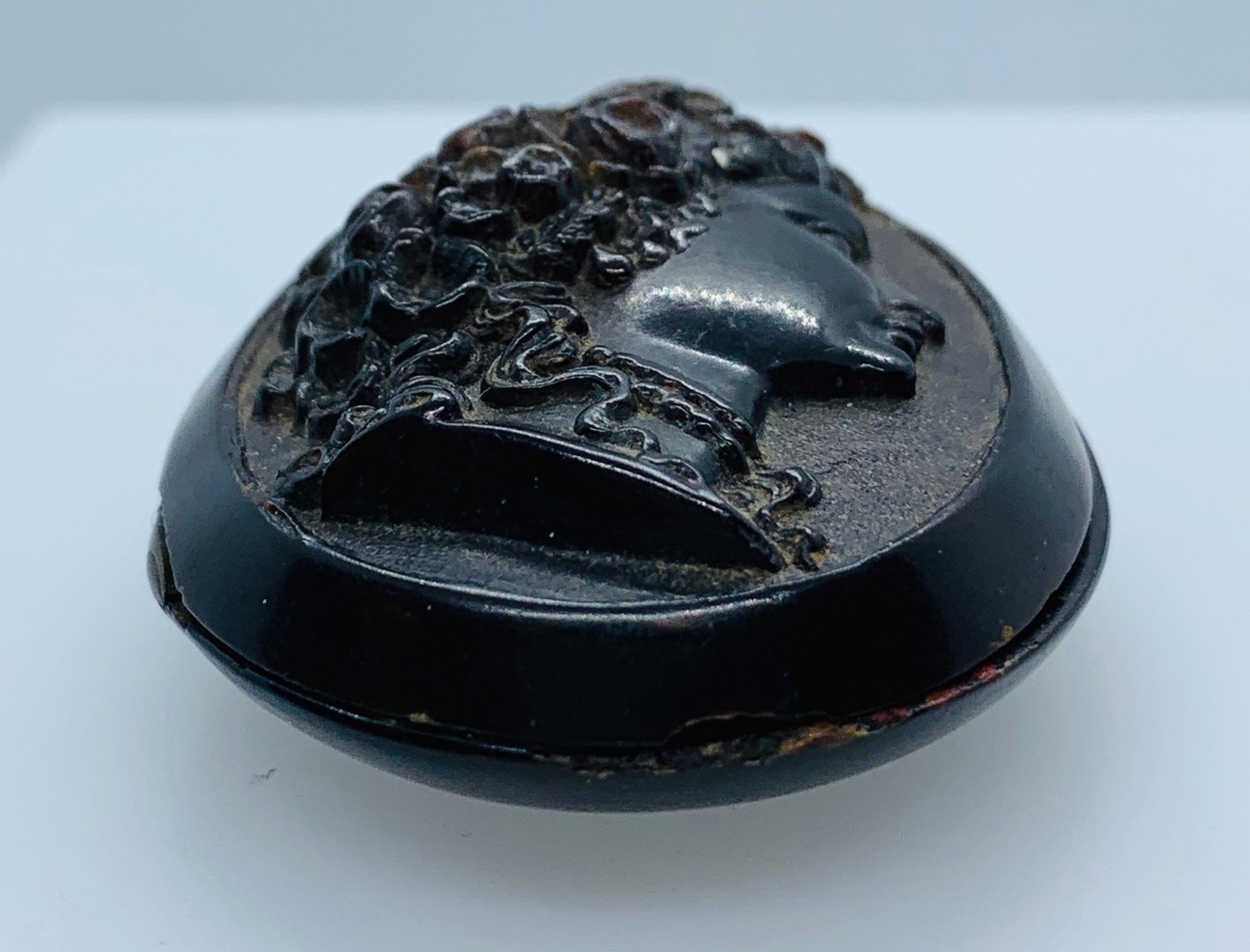 Nachlass viktorianisches geschnitztes Kamee-Trauermedaillon mit Schildkrötenpanzern, ca. Mitte des 18. Jahrhunderts für Damen oder Herren im Angebot