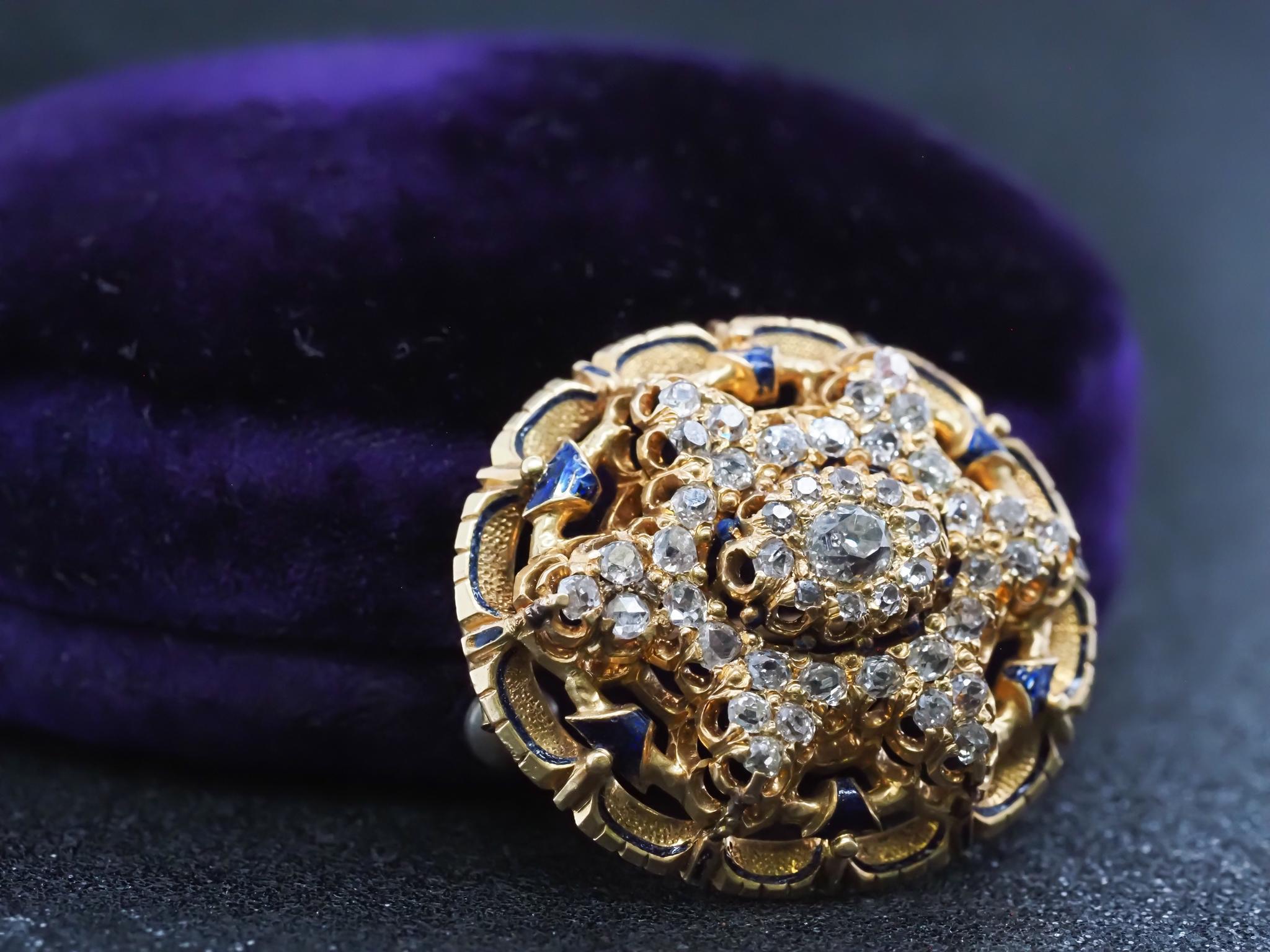 Victorien Estate Victorian Circa 1867 Engraved Old Mine Diamond and Enamel Brooch with Box (Broche victorienne gravée vers 1867 avec diamant et émail) en vente