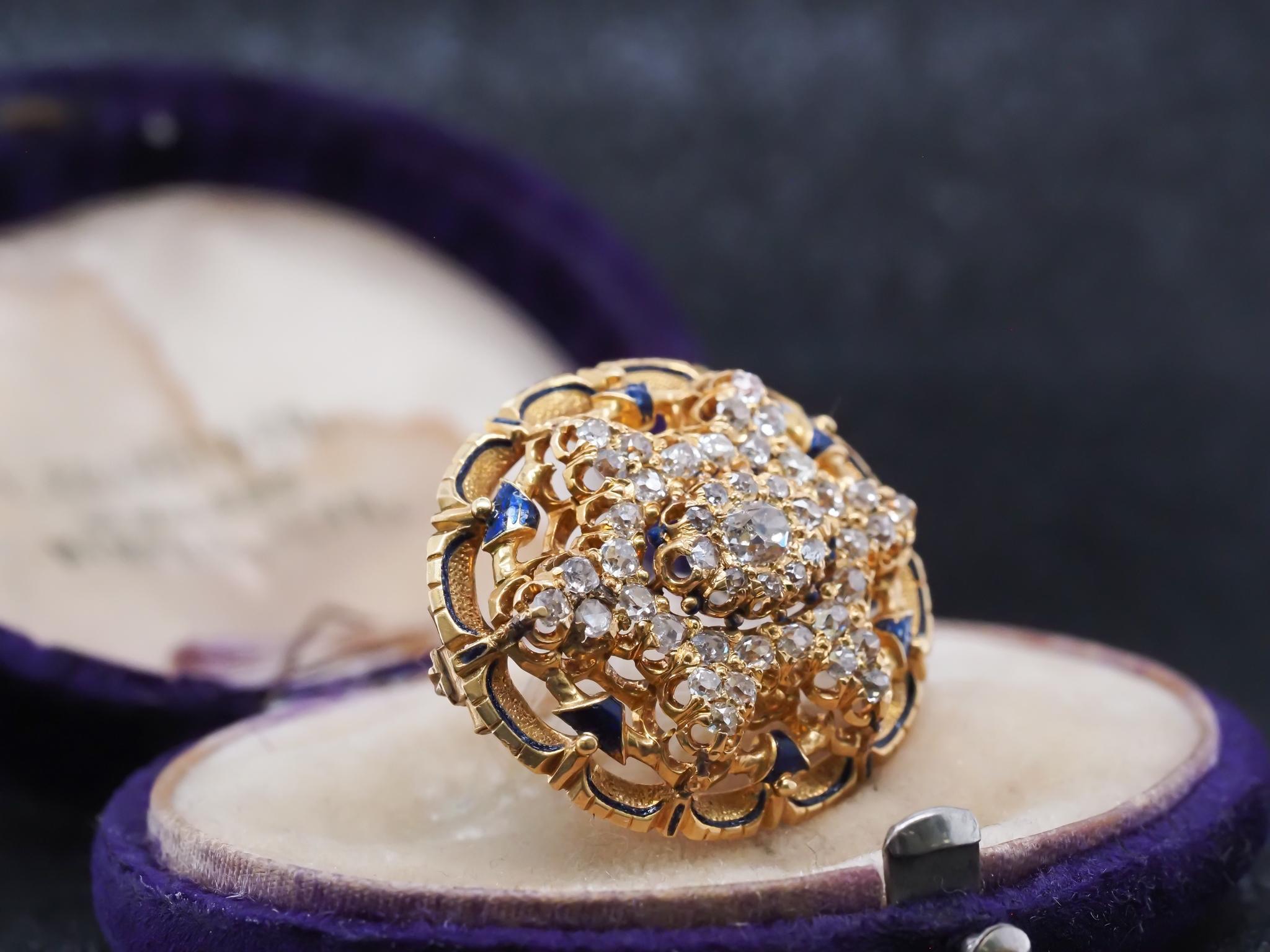 Estate Victorian Circa 1867 Engraved Old Mine Diamond and Enamel Brooch with Box (Broche victorienne gravée vers 1867 avec diamant et émail) Bon état - En vente à Hicksville, NY
