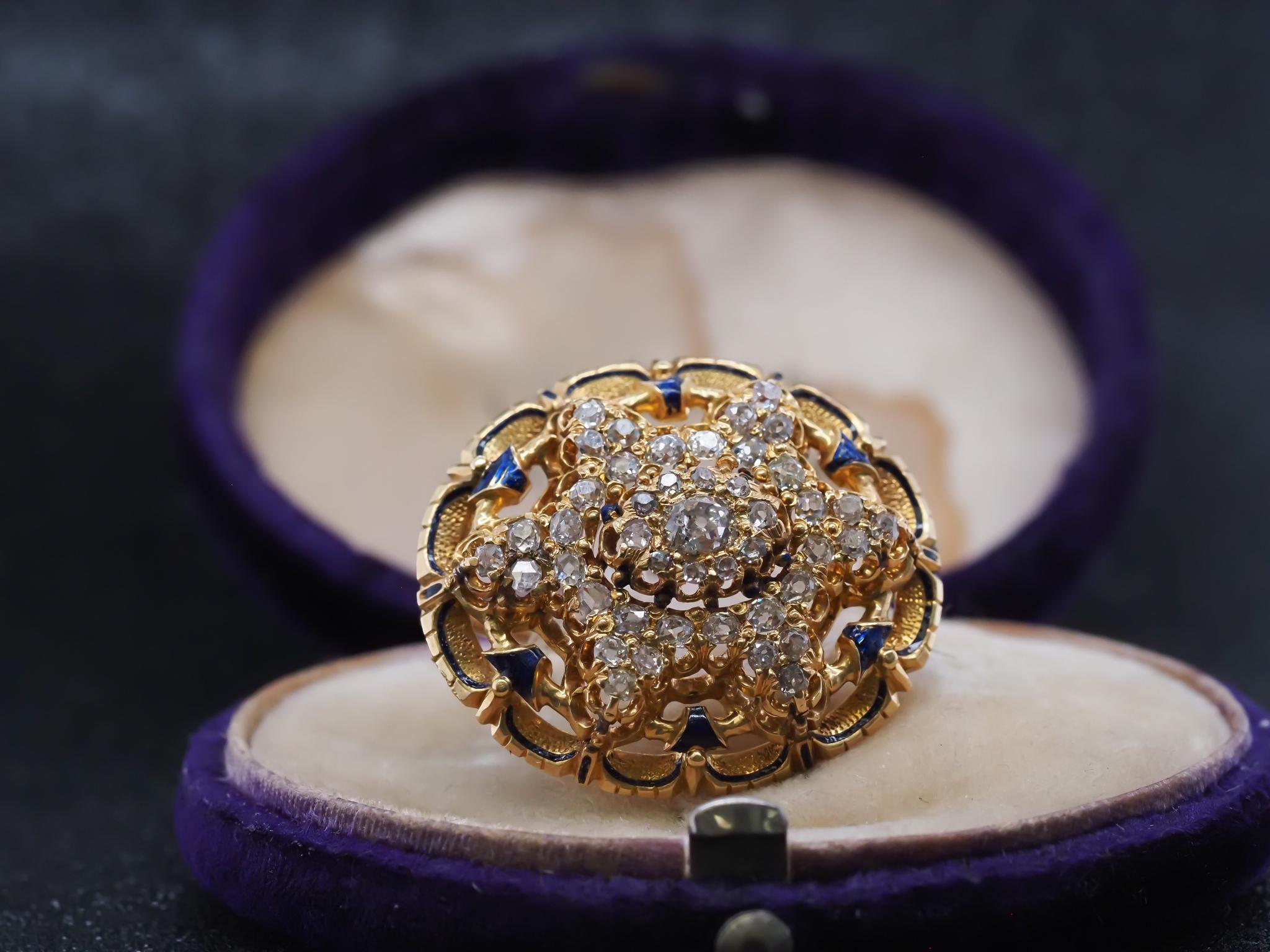 Estate Victorian Circa 1867 Engraved Old Mine Diamond and Enamel Brooch with Box (Broche victorienne gravée vers 1867 avec diamant et émail) Pour femmes en vente