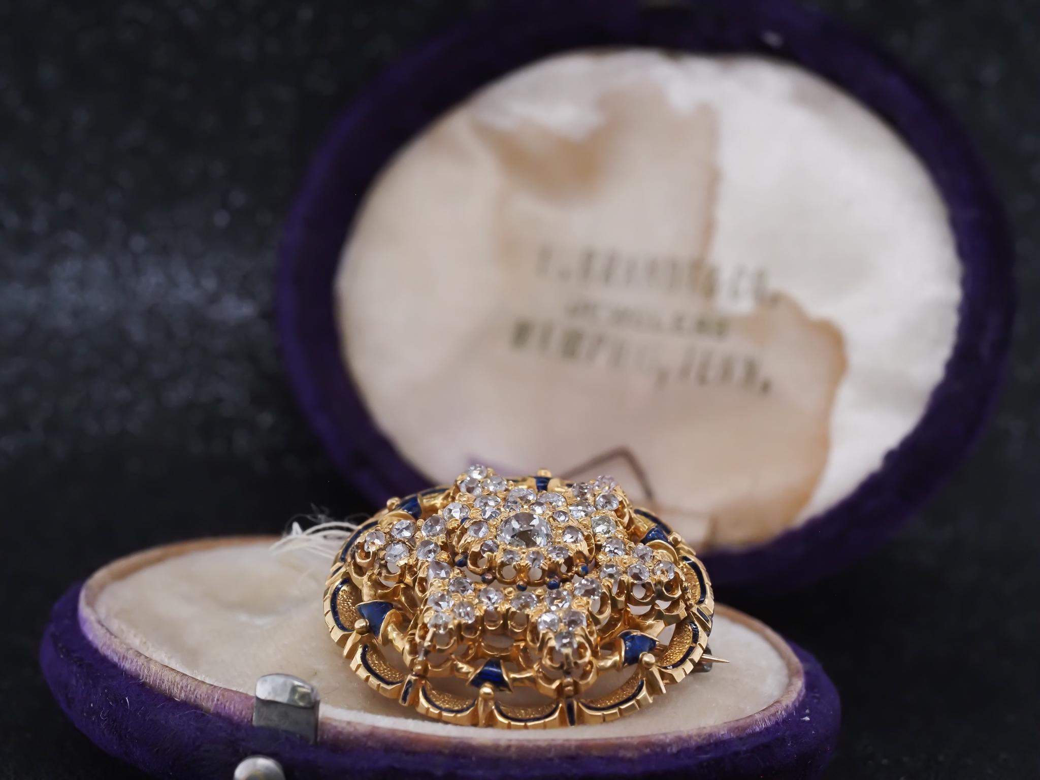Estate Victorian Circa 1867 Engraved Old Mine Diamond and Enamel Brooch with Box (Broche victorienne gravée vers 1867 avec diamant et émail) en vente 1