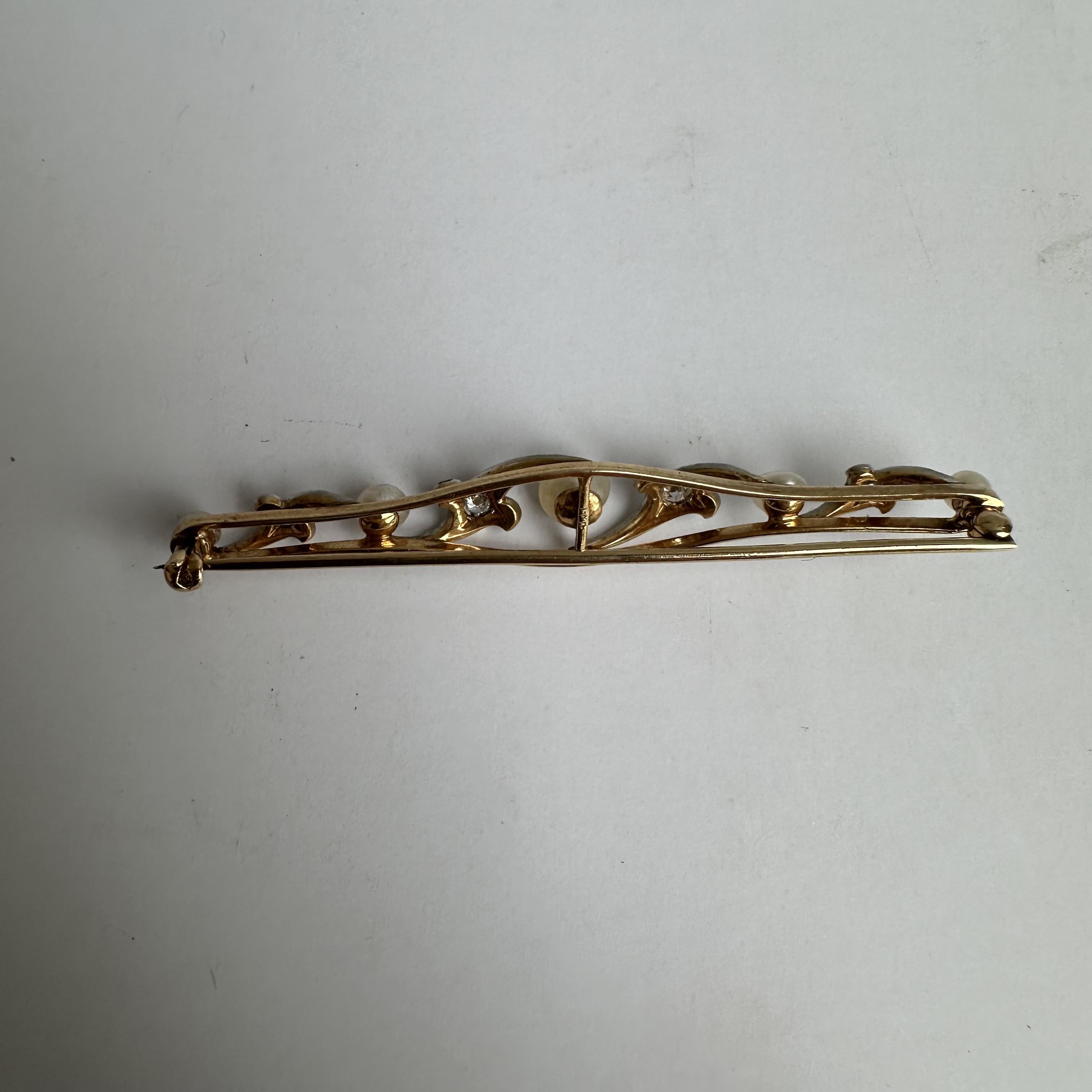 Round Cut Estate Victorian Pearl and Diamond Brooch in 14kt Yellow Gold - 0.15ctw Diamonds For Sale