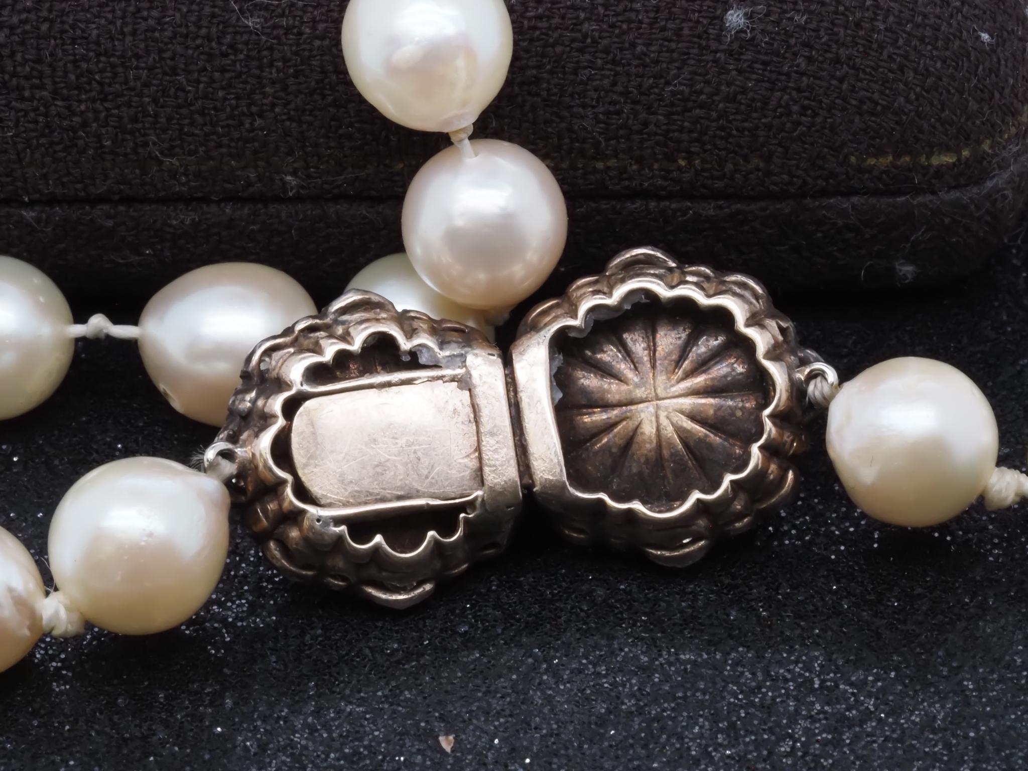Taglio rotondo Smeraldo russo vittoriano di proprietà e diamanti Old Mine  Collana di perle con chiusura - in vendita