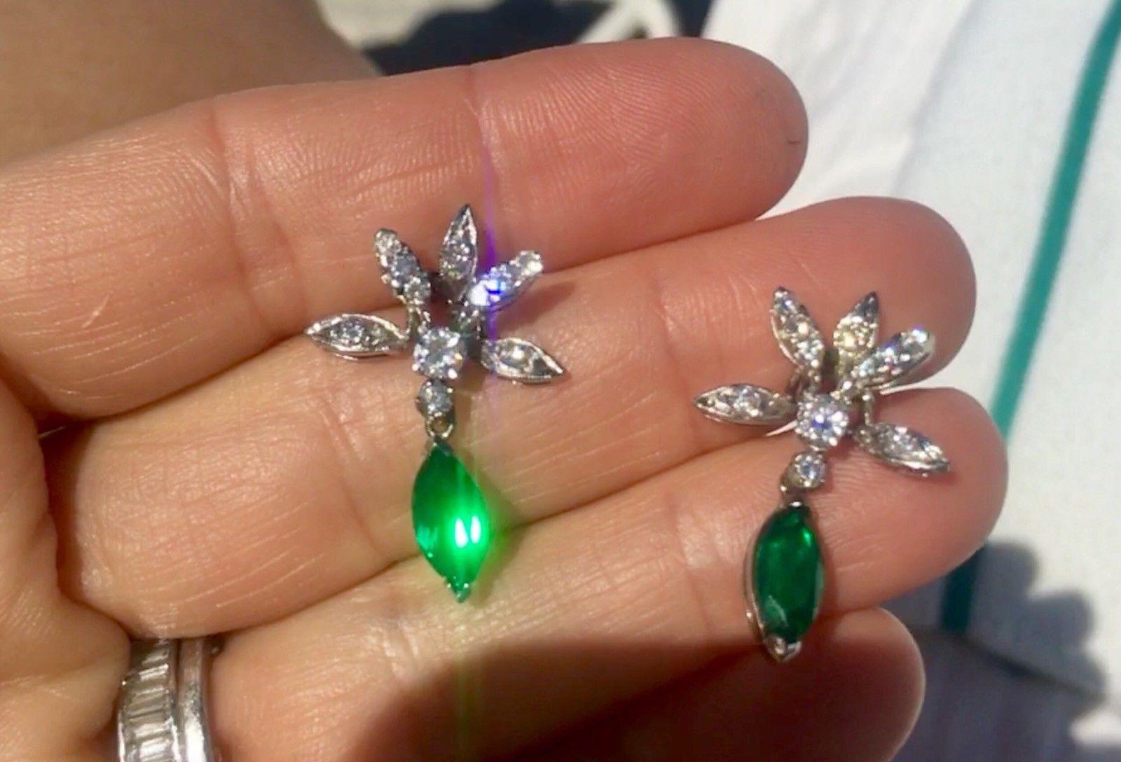 Estate Vintage 14 Karat Gold Emerald VS Diamond Dangle Pierced Earrings (Retro) im Angebot