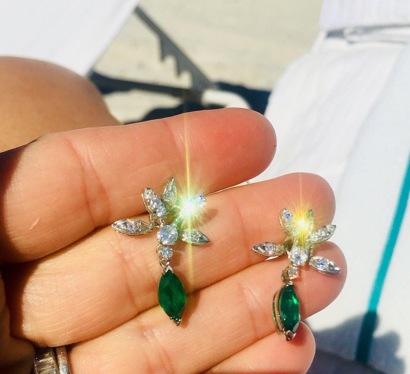 Estate Vintage 14 Karat Gold Emerald VS Diamond Dangle Pierced Earrings im Zustand „Hervorragend“ im Angebot in Shaker Heights, OH