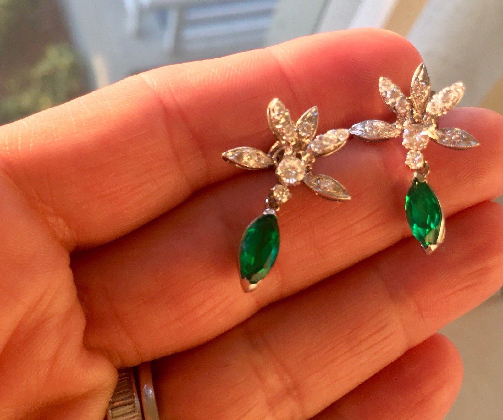 Estate Vintage 14 Karat Gold Emerald VS Diamond Dangle Pierced Earrings im Angebot 1