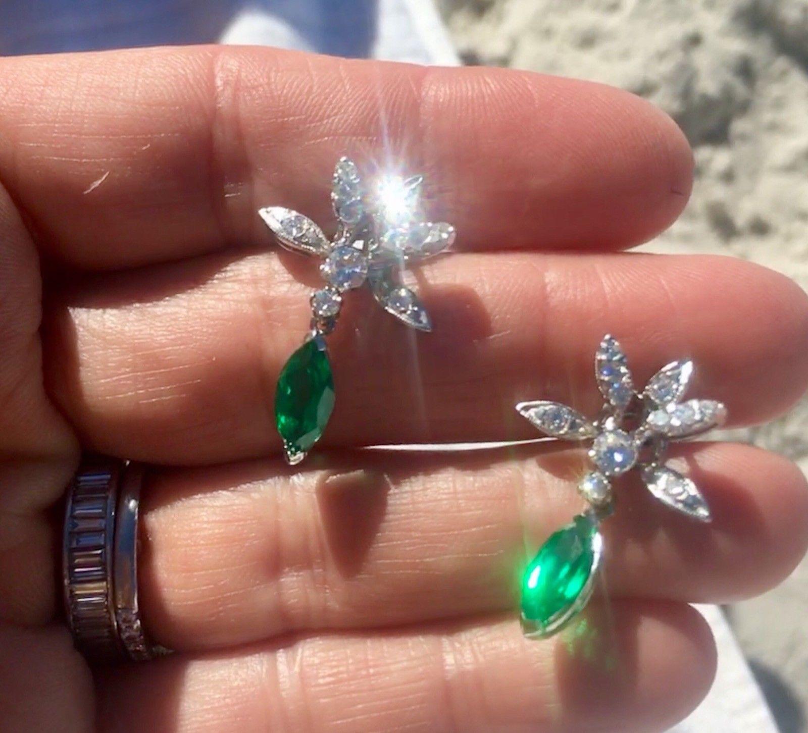 Estate Vintage 14 Karat Gold Emerald VS Diamond Dangle Pierced Earrings im Angebot 3