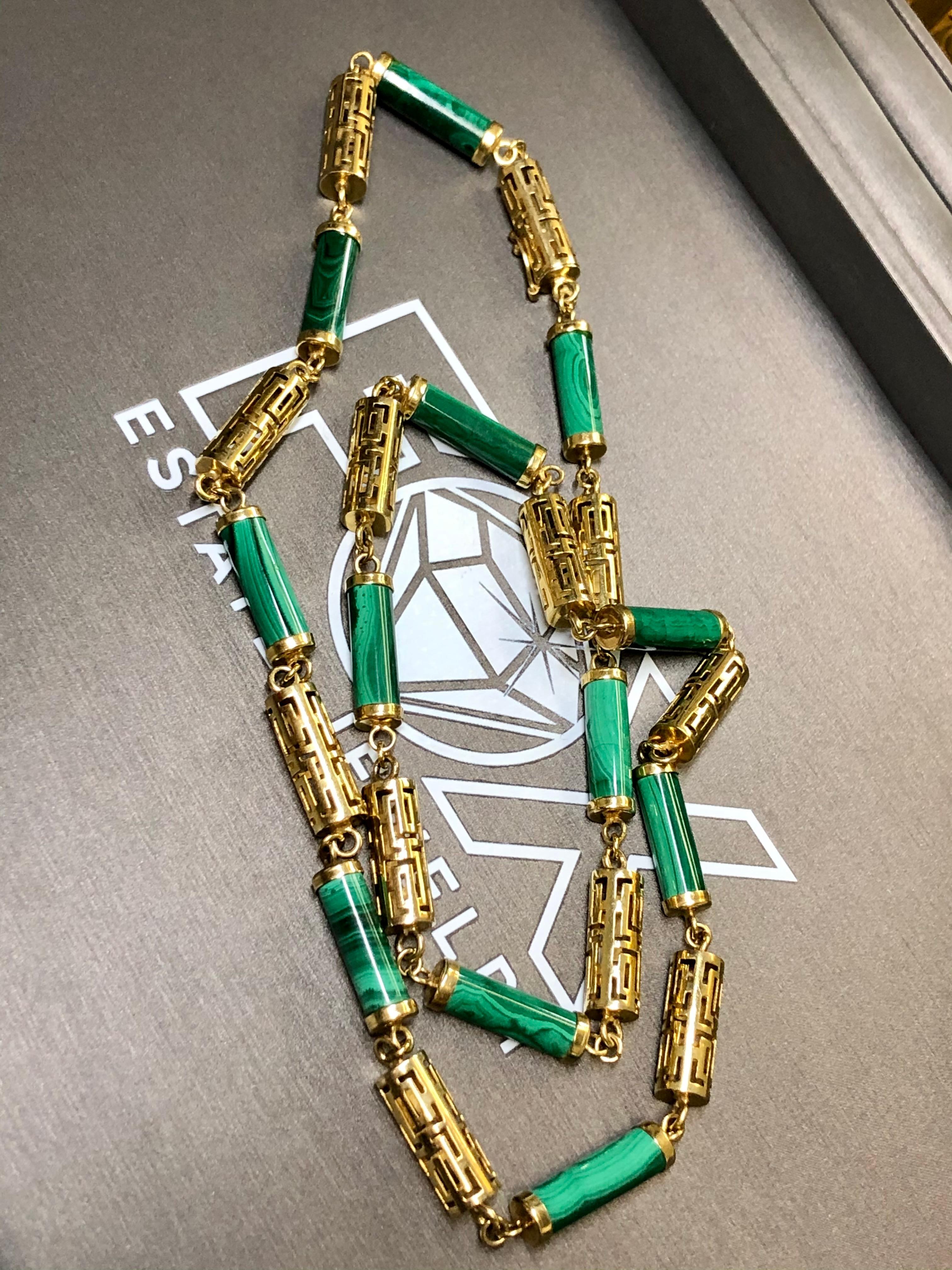 Long collier à chaîne vintage en malachite 14 carats à motif de clé ouverte de 26,25 Bon état - En vente à Winter Springs, FL