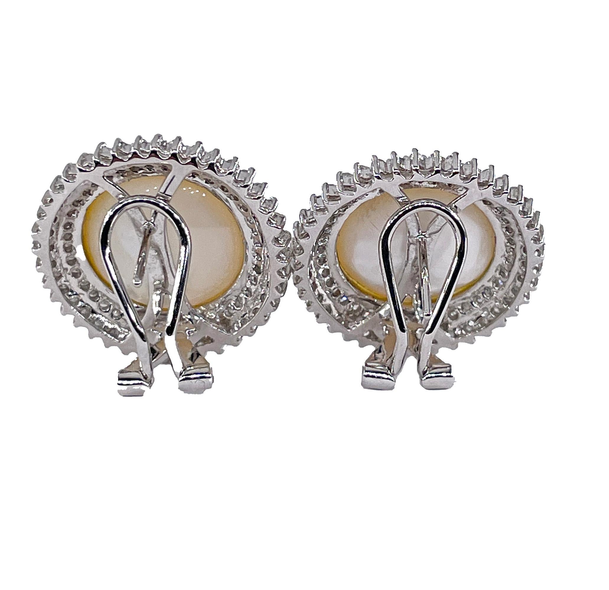 Vintage 14k White Gold Mabé Pearl 2.00ctw Diamond Earrings will make the perfect gift for her!

Capture the essence of elegance and sophistication with these exquisite pair of 14K White Gold Mabé  Pearl and Diamonds Earrings. This Vintage Pair of