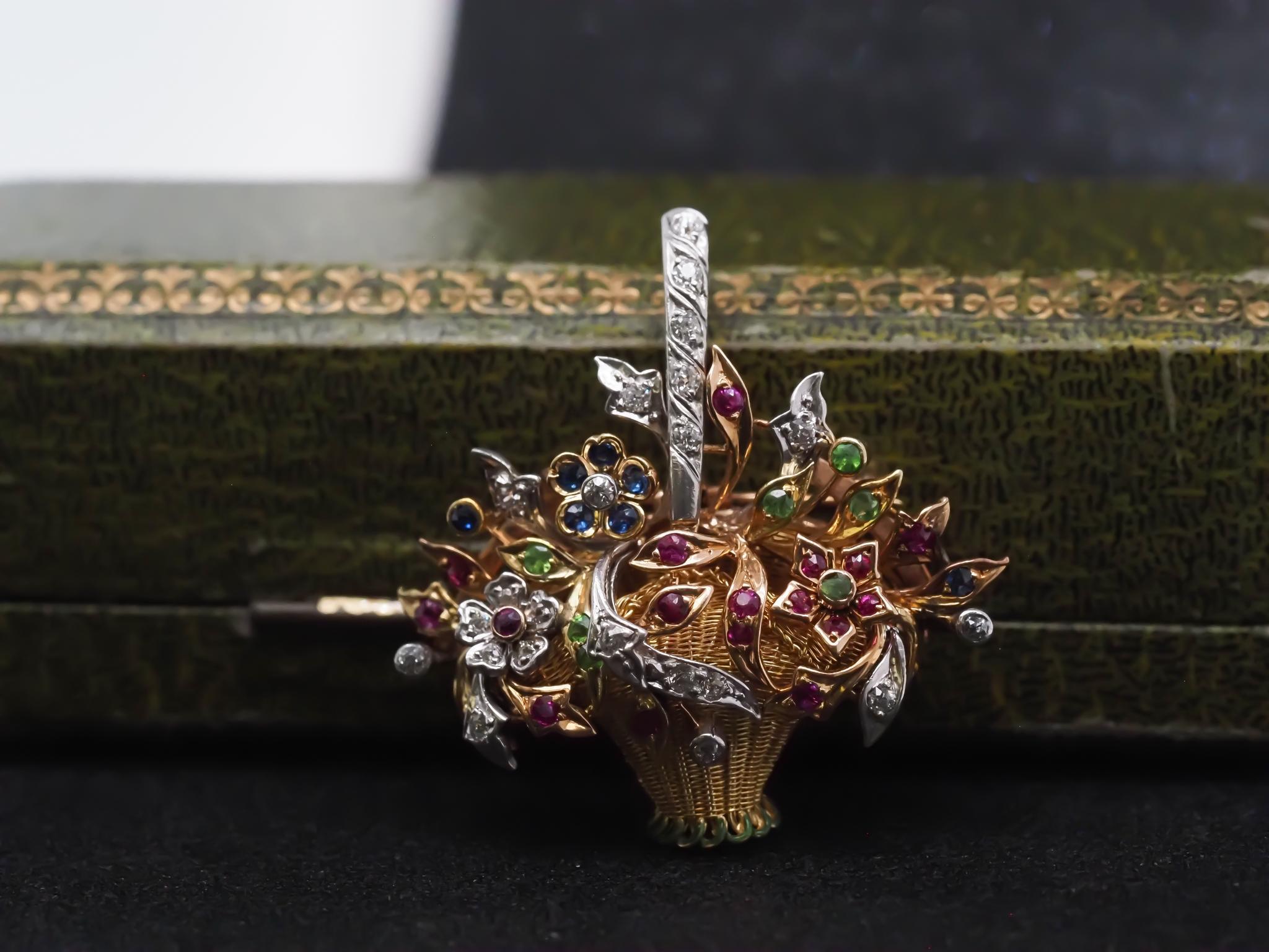 Nachlass Vintage 14K Gelbgold Floral Korb Anhänger und Brosche

Artikel-Details:
Metall Typ: 14K Gelbgold [Punziert und geprüft]
Gewicht: 13,4 Gramm



Eine Mischung aus Natural - Rubin, Saphir, Smaragd und Diamant.

Pin-Abmessungen:
1,5 Zoll x 1,5