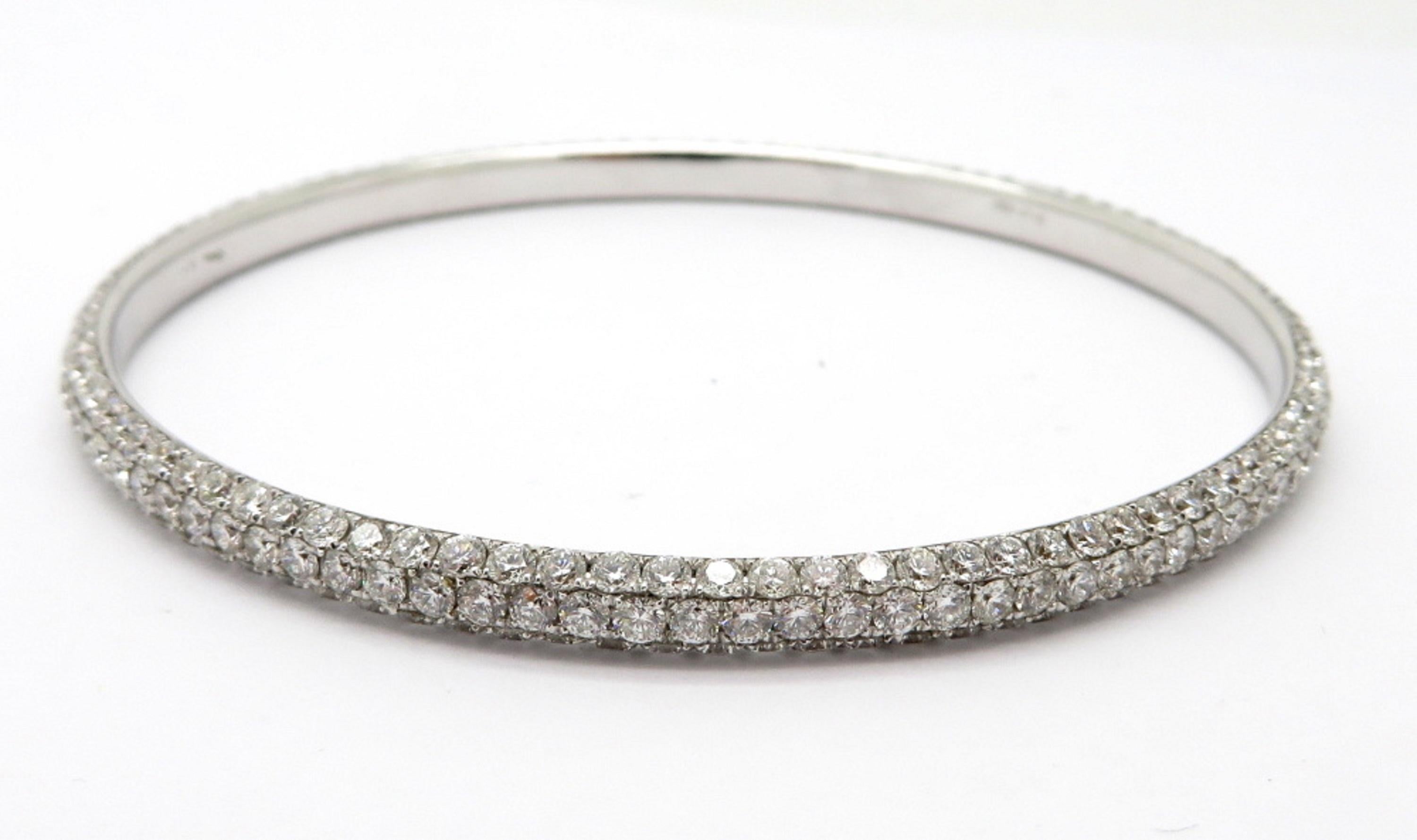 Estate Vintage 18 Karat White Gold Pave Round Diamond Bangle Bracelet In Excellent Condition For Sale In Scottsdale, AZ