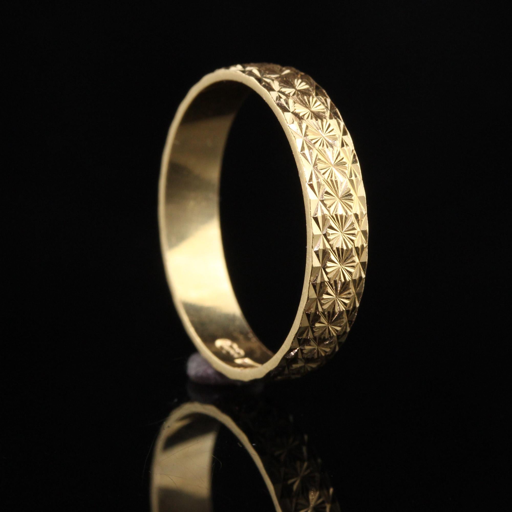 Estate Vintage 18K Yellow Gold Engraved Wedding Band In Good Condition For Sale In Great Neck, NY
