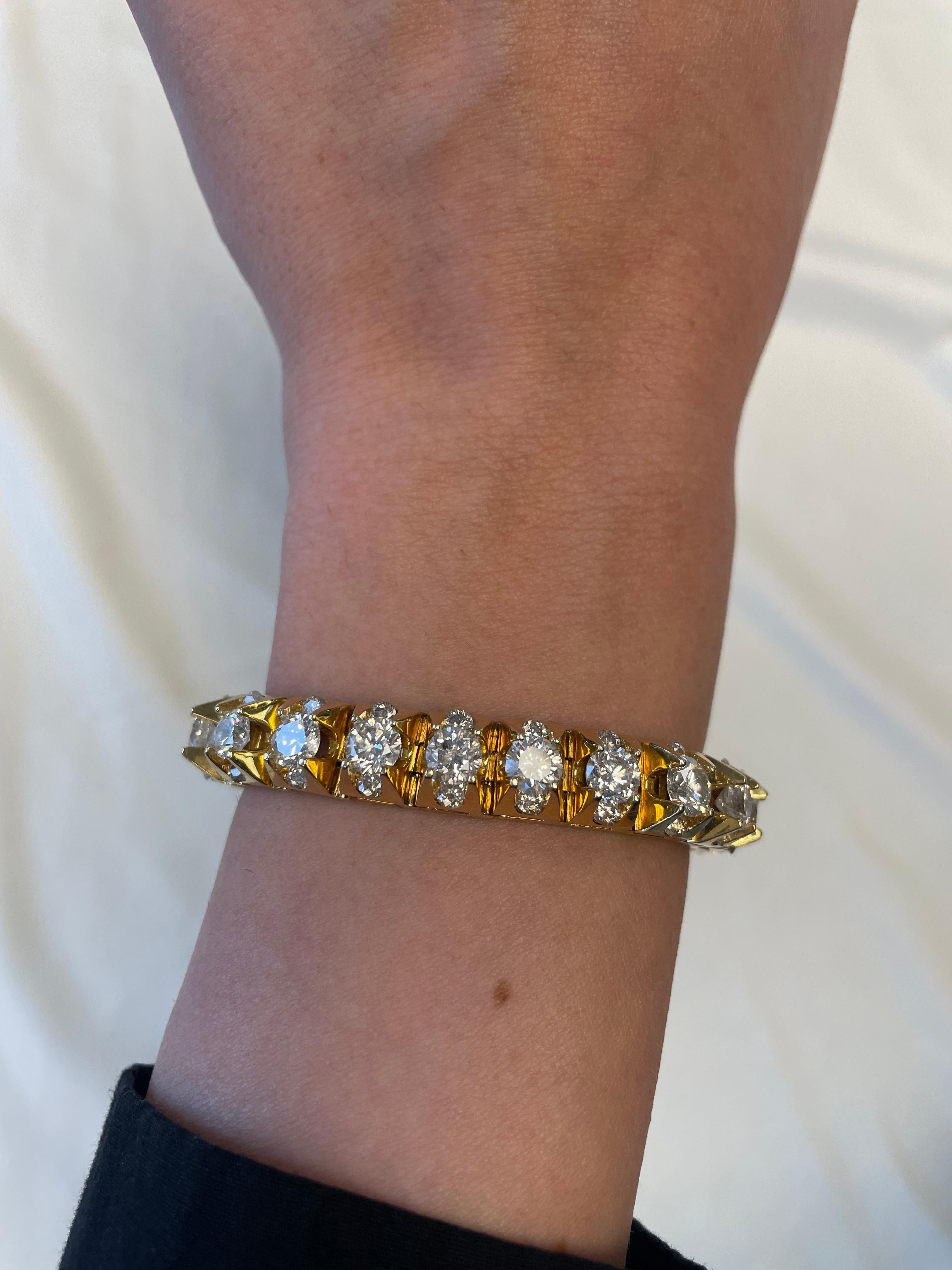 Vintage diamond bracelet, with diamonds set bellow and on top.
20.05 carats total diamond weight.
30 round brilliant diamonds, approximately, 14.10 carats, G/H color and SI clarity. 60 round brilliant diamonds, approximately, 5.95 carats, G/H color