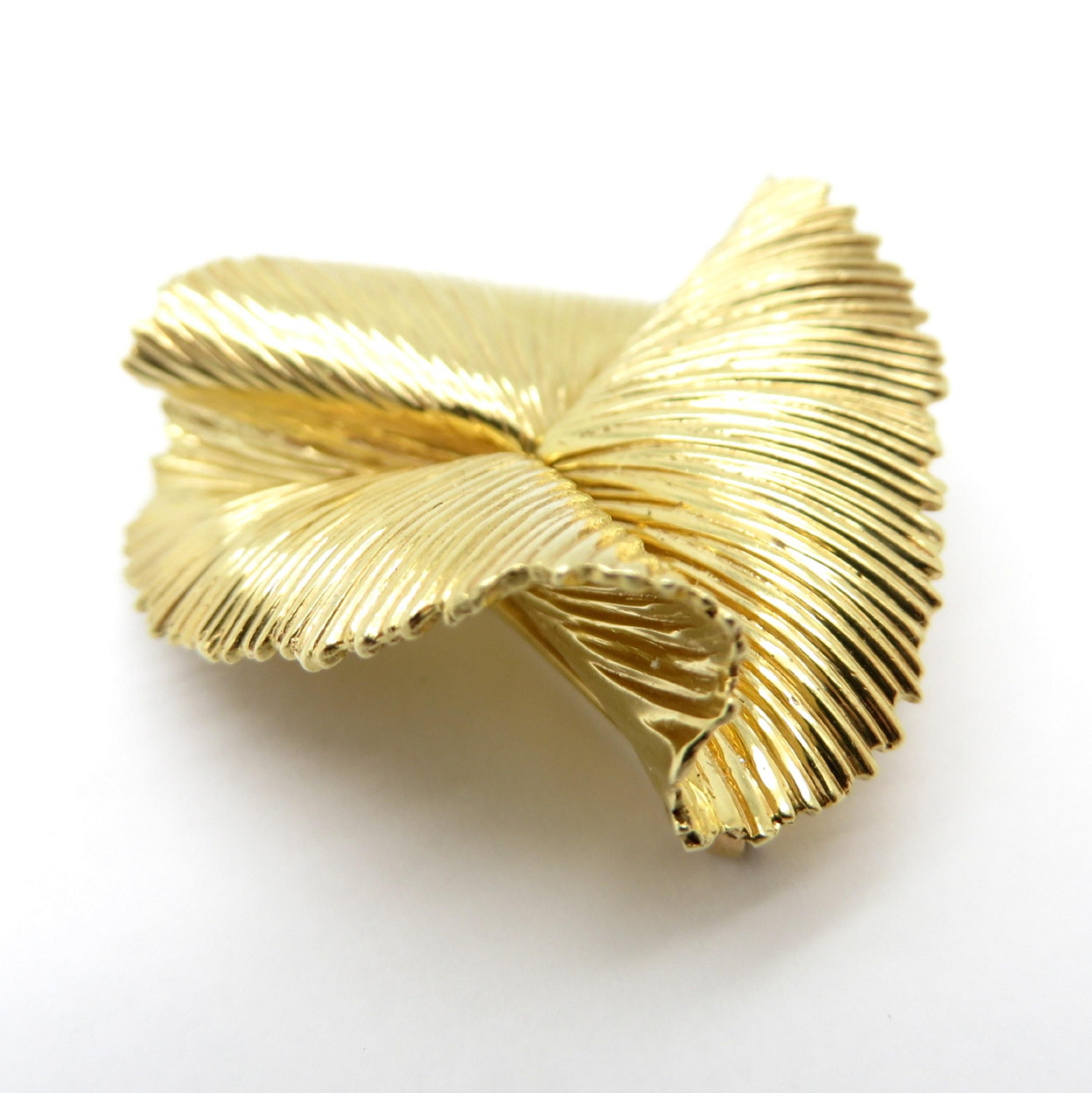 For sale is a designer estate Tiffany & Co. 14K Yellow Gold folded wire brooch!
It measures 1-3/8” inches wide.
The back side plate is hallmarked: 14kt Tiffany & Co.
True collector’s item, as this item is no longer in production.
The total net