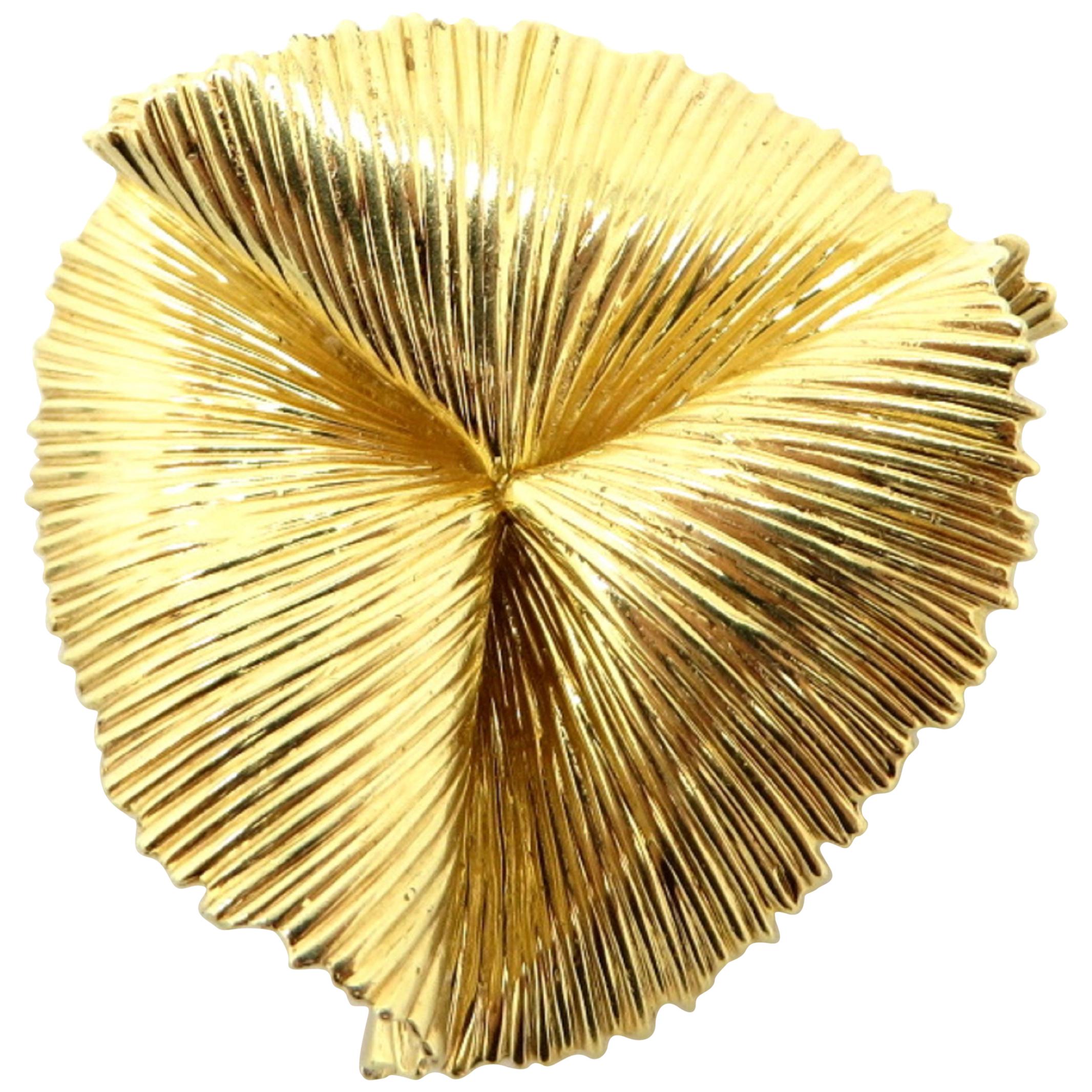 Estate Vintage Designer Tiffany & Co. 14 Karat Gold Folded Wire Brooch Pin For Sale