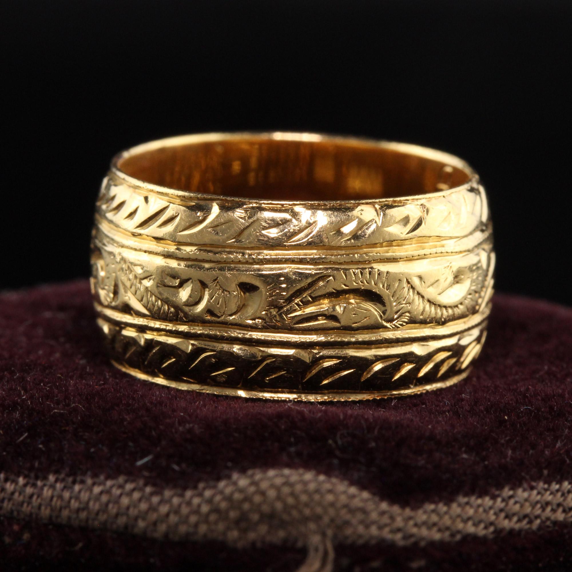 Schöne Estate Vintage Englisch 18K Gelbgold graviert breite Hochzeit Band. Dieser wunderschöne gravierte Ehering ist breit und hat schöne Gravuren rund um den gesamten Ring. Es hat englische Punzierungen im Inneren des Bandes und trägt die