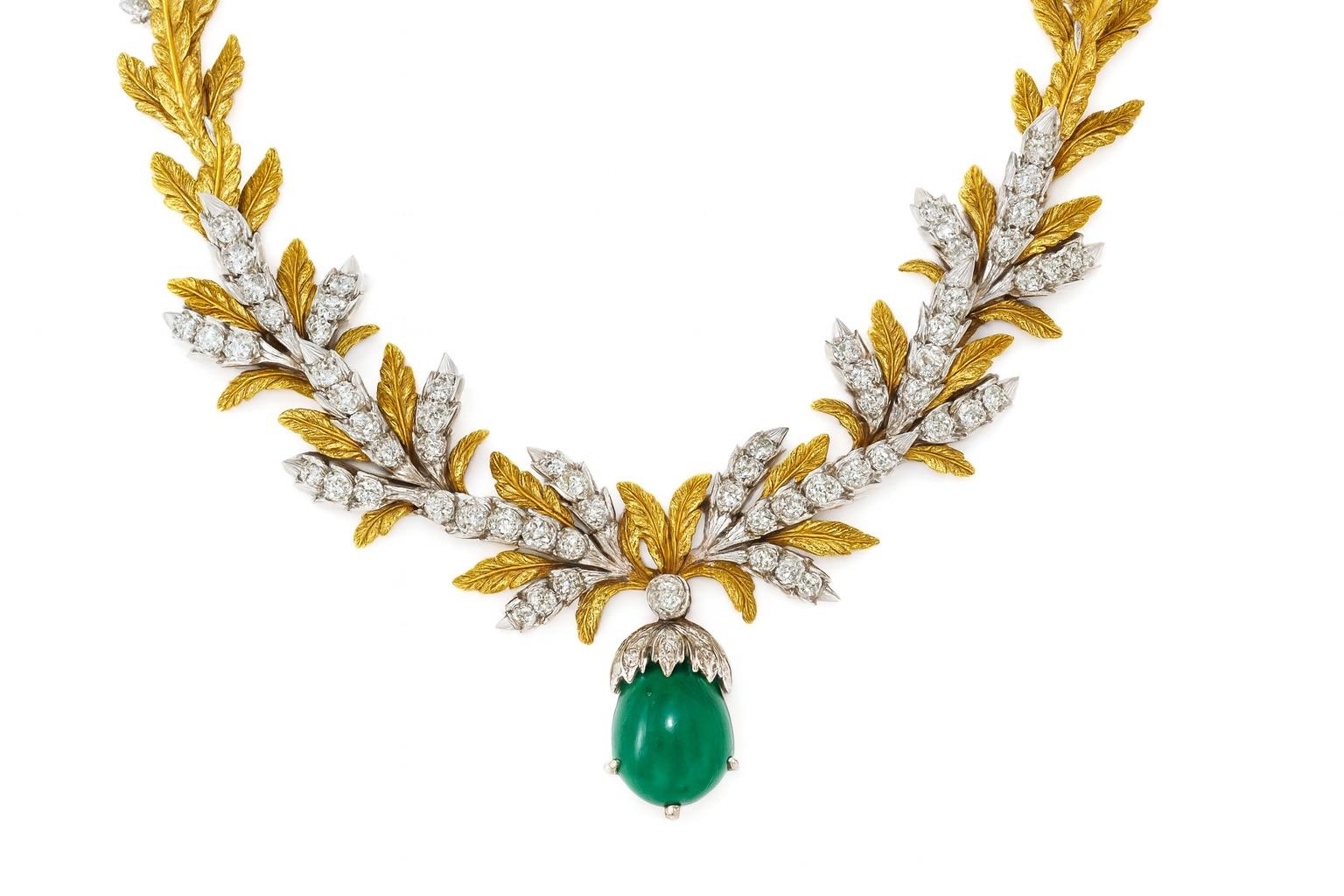 Außergewöhnliche Mario Buccellati Halskette

Dieses prächtige Collier präsentiert einen einzigartigen Smaragd im 9,00-Karat-Schliff, der von 6,00 Karat hochwertigen Diamanten in 18-karätigem Gelbgold umrahmt wird. Das Stück hat ein beeindruckendes