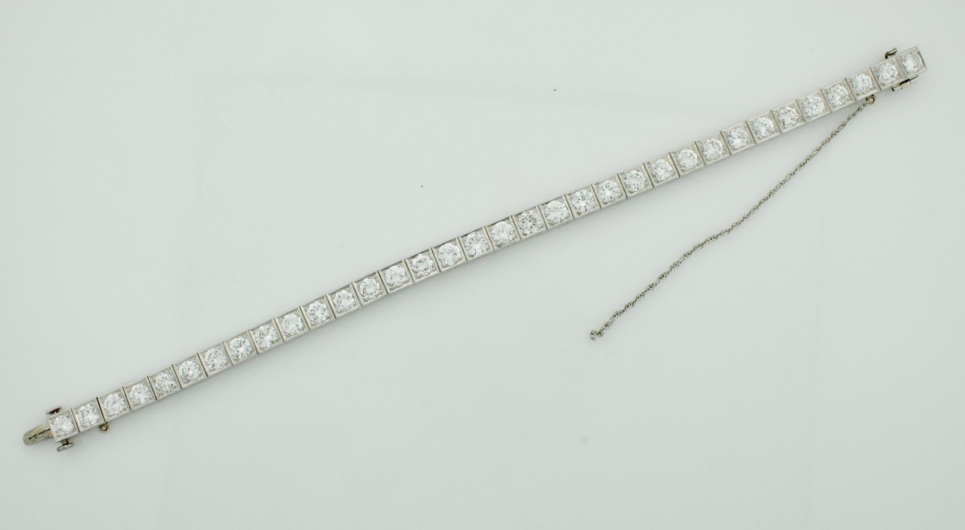 Estate Vintage Platinum Straight Line Bracelet  Circa 1950's 9.00 Carats Total 

Voici un superbe bracelet en platine à lignes droites datant des années 1950, avec 34 diamants ronds de taille brillant d'un poids total de 9,00 carats environ. Chaque