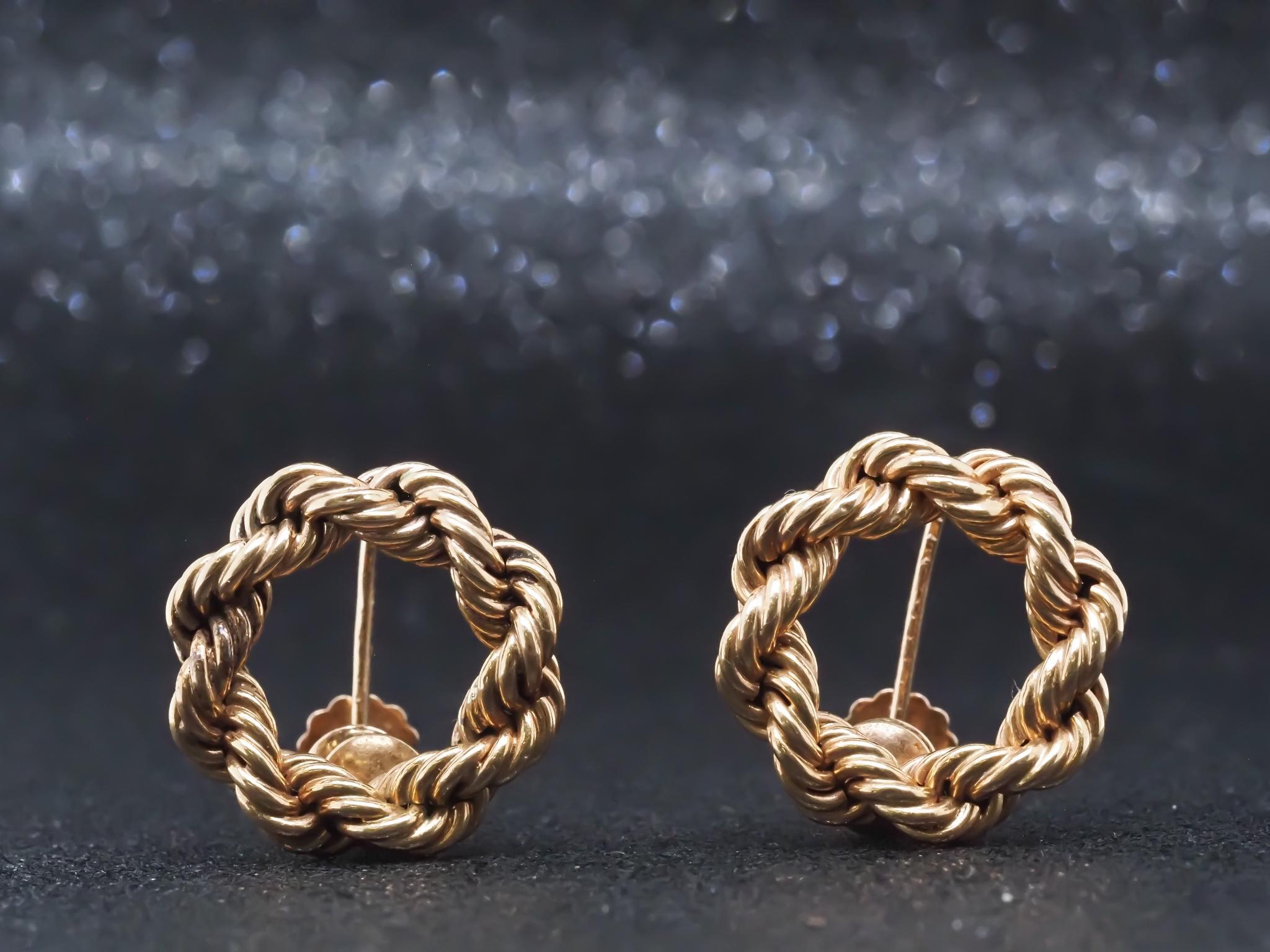 Estate Vintage Tiffany & Co. 14K Gelbgold Seil Ohrringe - VHK#9a

Artikel-Details:
Jahr: 1970er Jahre
Metall Typ: 14K Gelbgold [Punziert und geprüft]
Gewicht: 5,9 Gramm

Abmessungen: 20mm Durchmesser
Zustand: Ausgezeichnet