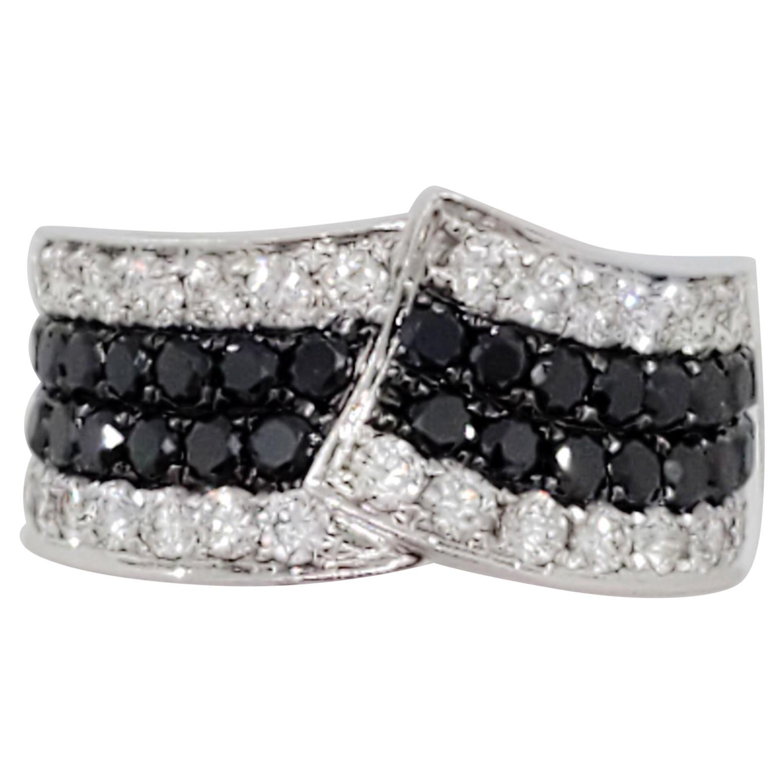 Bague mode en or blanc 14 carats avec diamants blancs et noirs