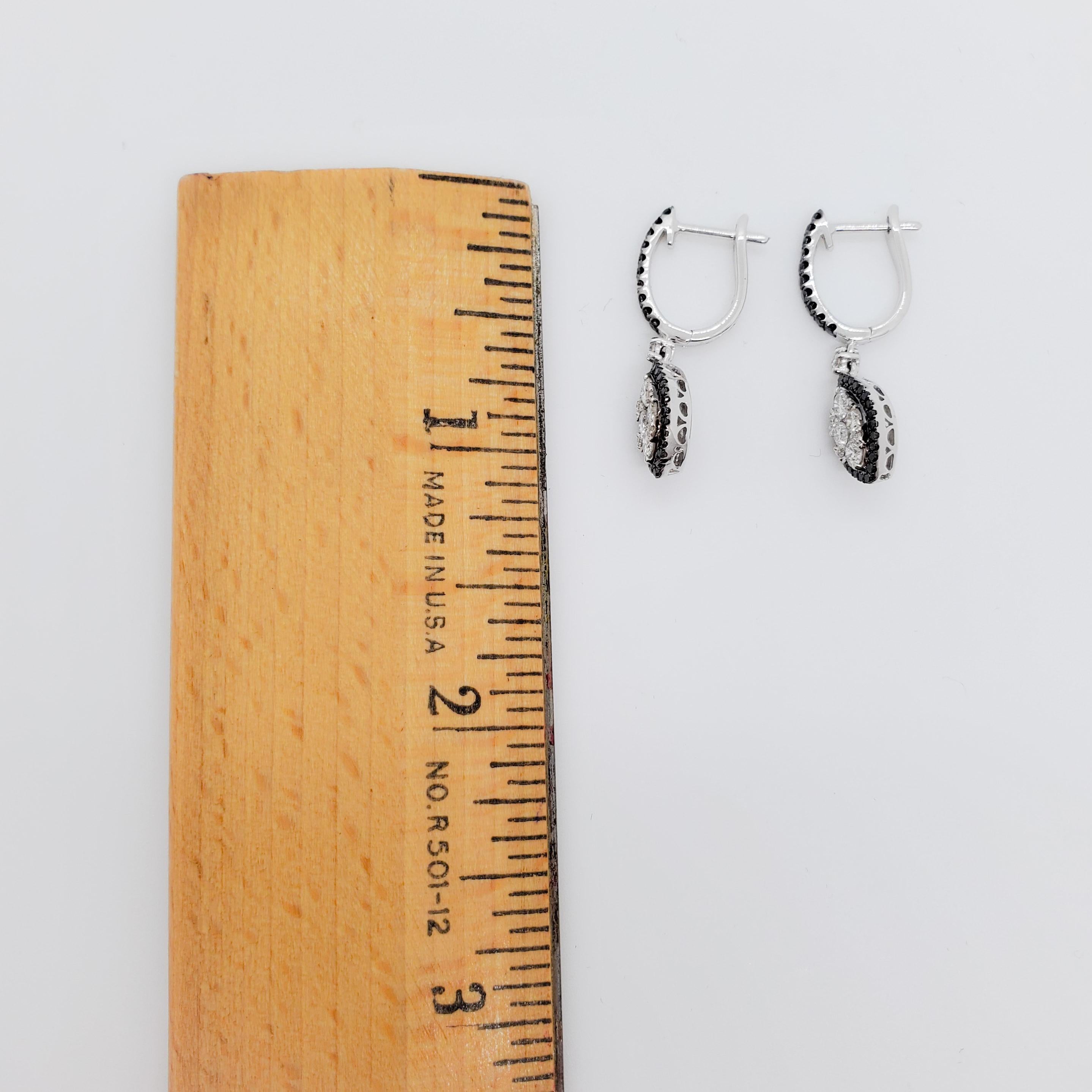 Weiße und schwarze Diamant-Pavé-Ohrringe aus 14k Weißgold im Angebot 1
