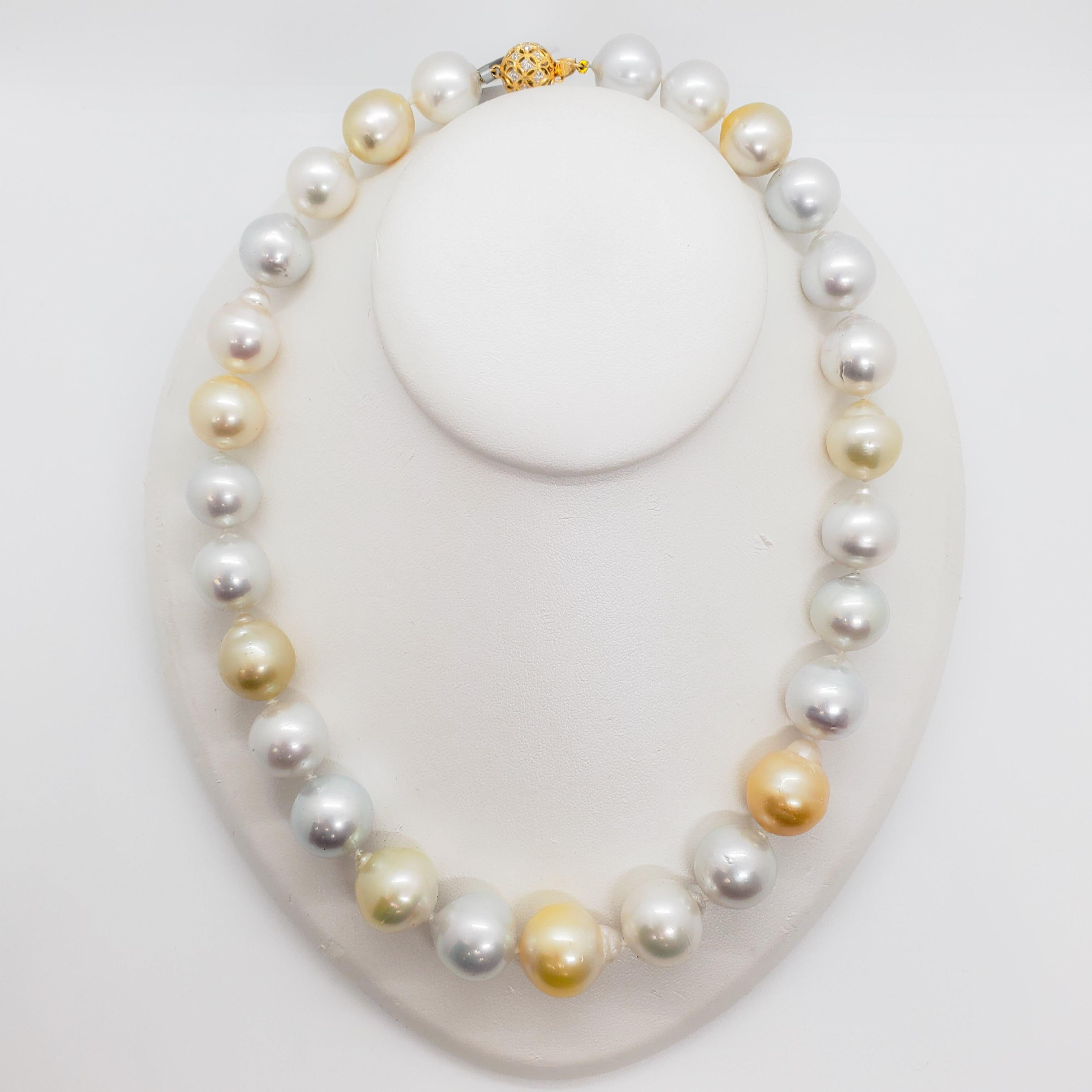  Weiße und gelbe Südseeperlen-Halskette mit Diamantverschluss im Angebot 5
