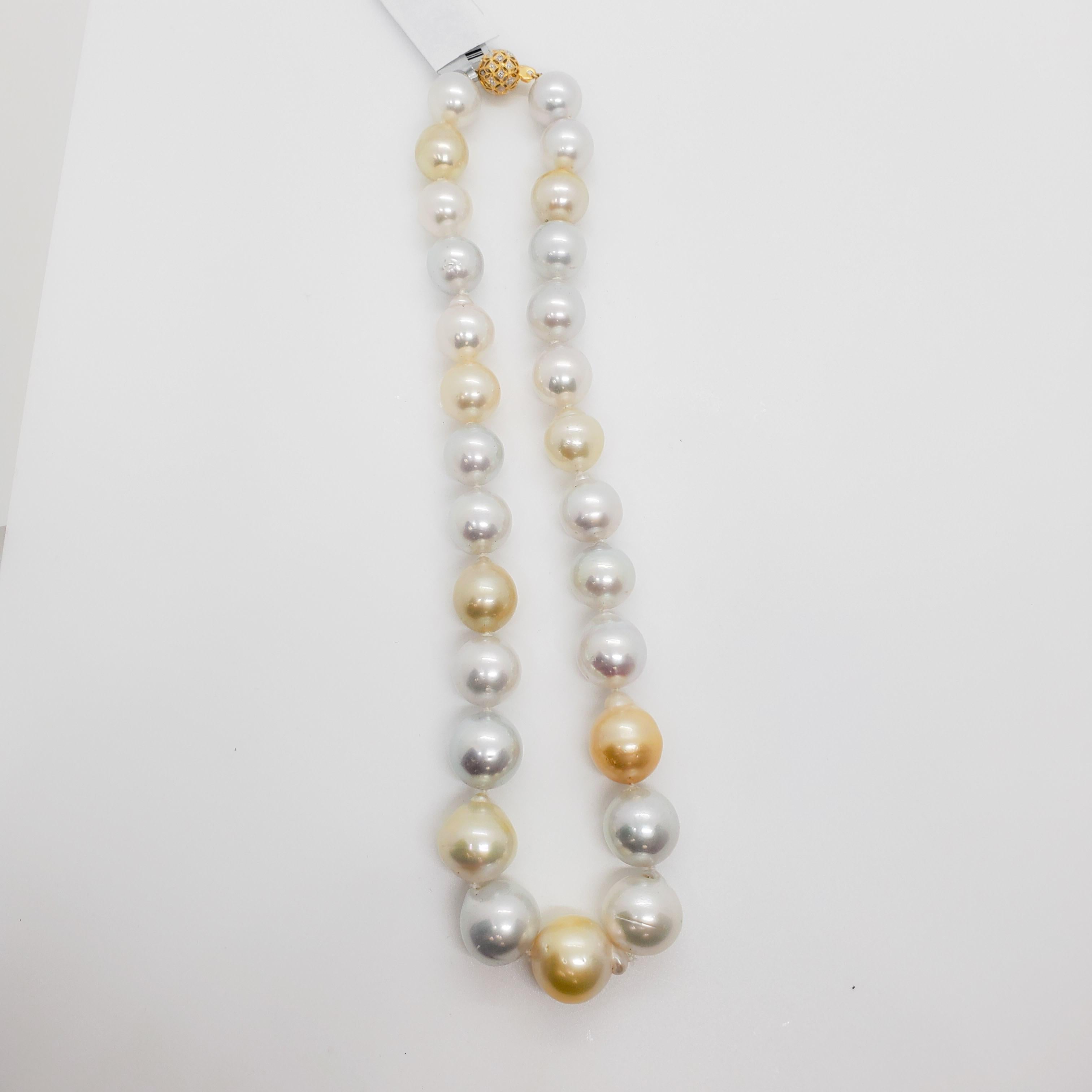  Weiße und gelbe Südseeperlen-Halskette mit Diamantverschluss im Angebot 6
