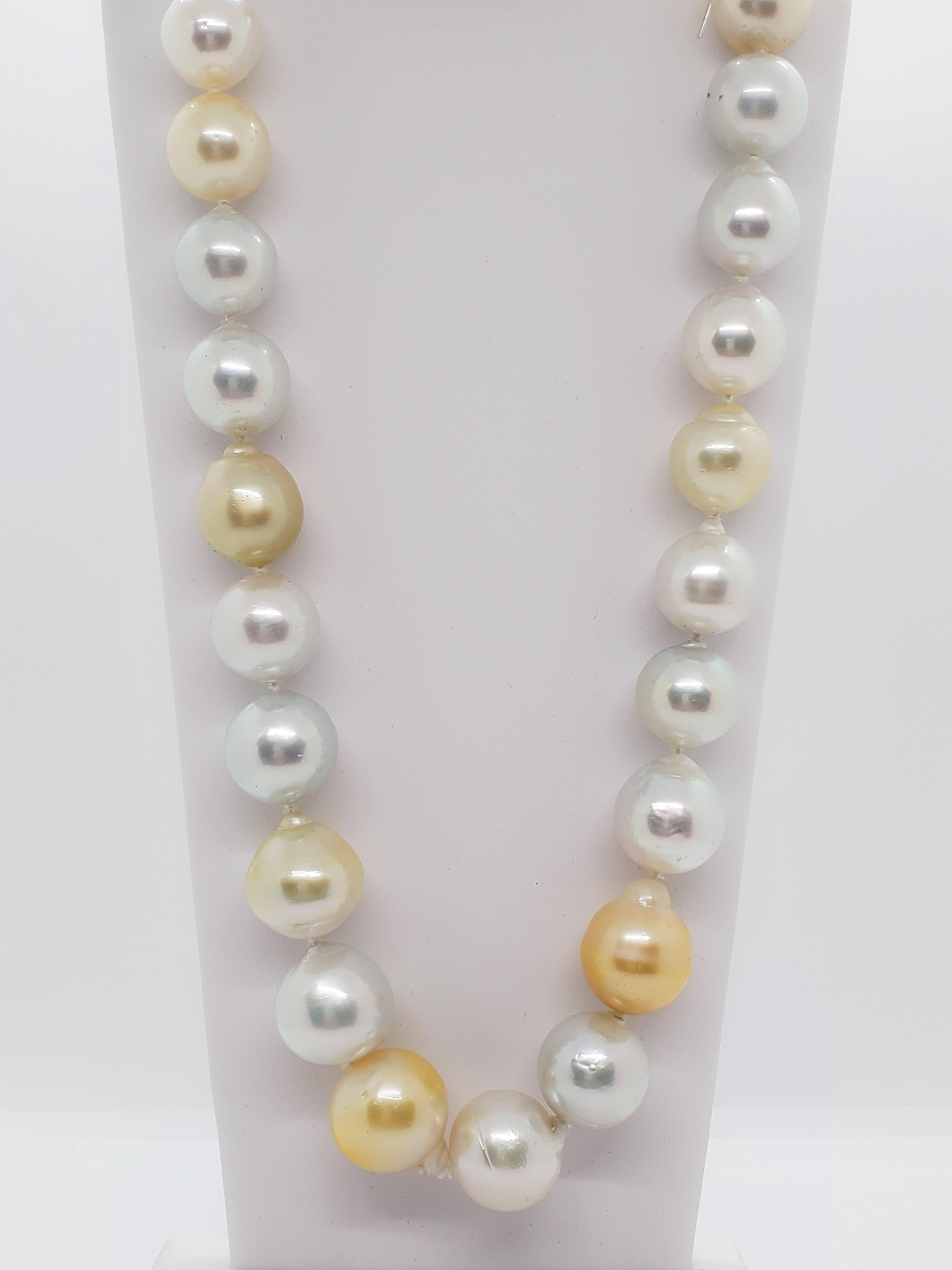 White and Yellow South Sea Pearl Necklace with Diamond Clasp In Excellent Condition For Sale In Los Angeles, CA