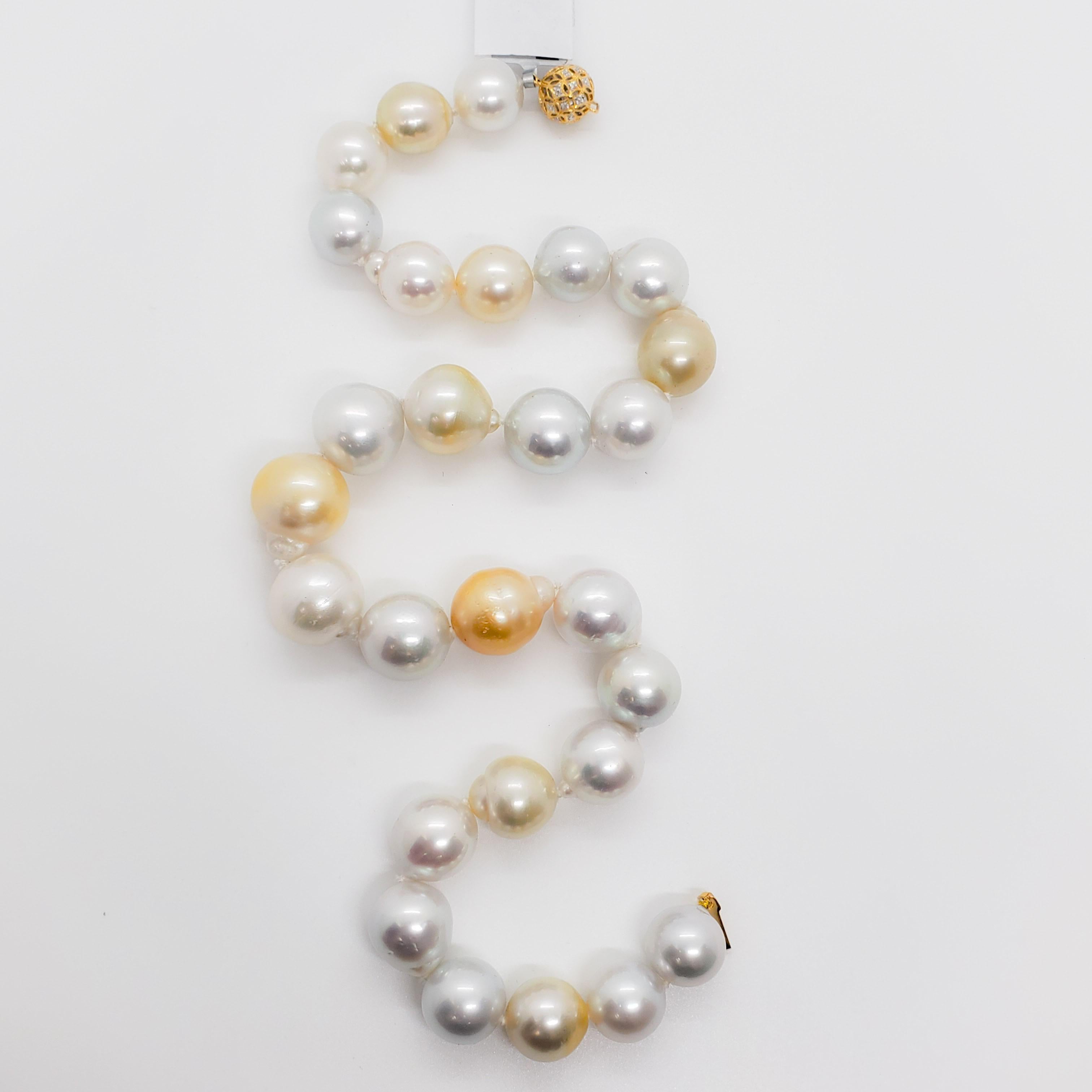  Weiße und gelbe Südseeperlen-Halskette mit Diamantverschluss im Angebot 4