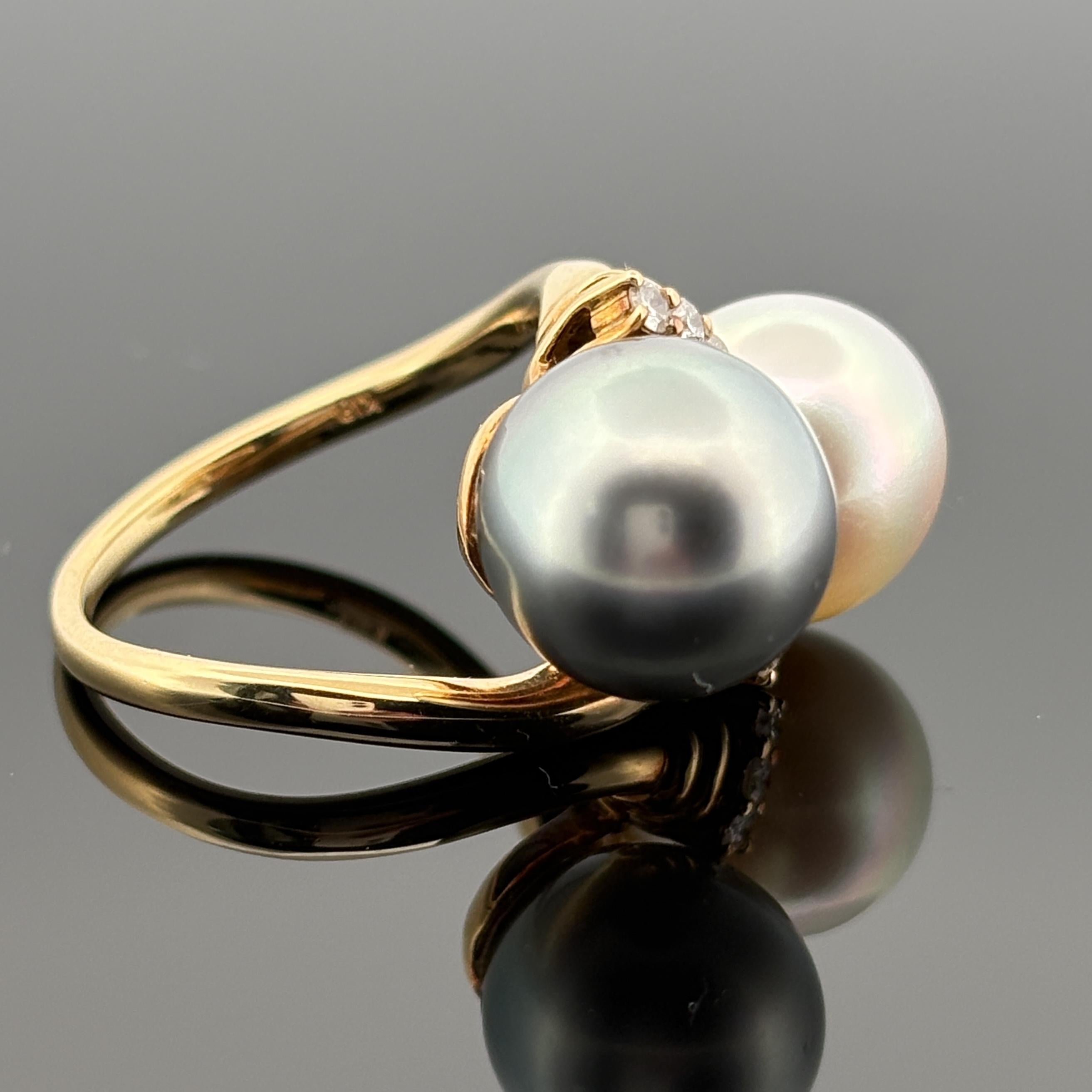 Estate Weiß & Schwarz 10,5 mm Perle Diamant Moi et Toi Ring 18k Gelbgold (Rundschliff) im Angebot