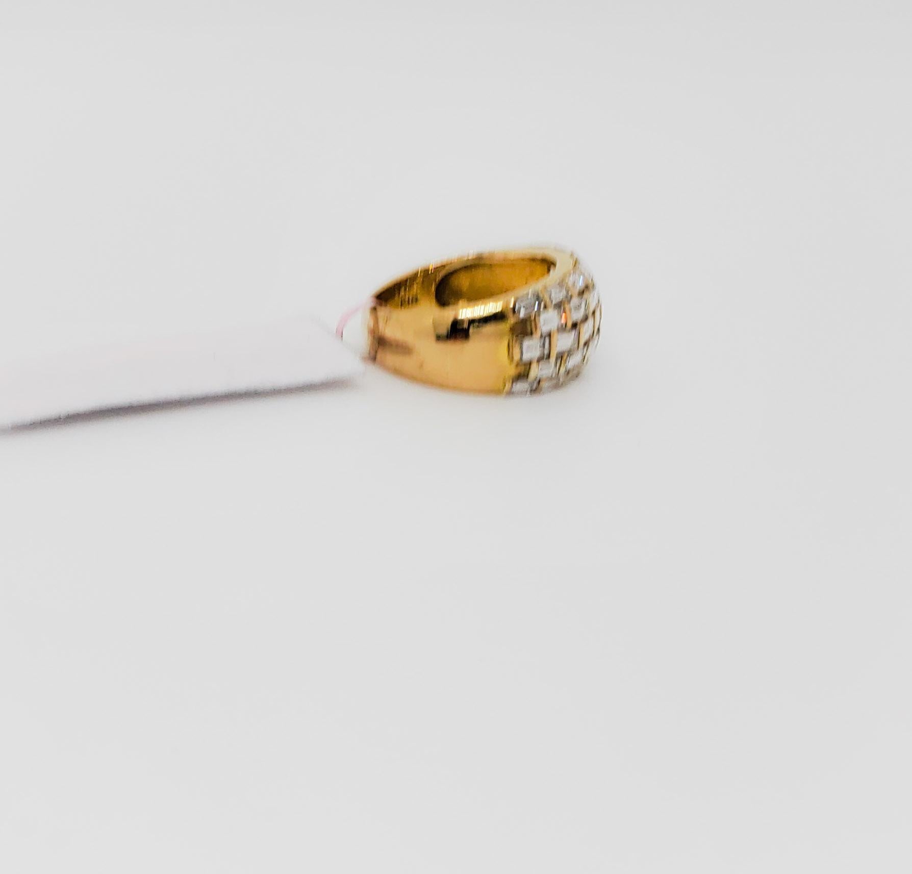 Estate White Diamond Baguette Band Ring in 18k Yellow Gold In Excellent Condition In Los Angeles, CA