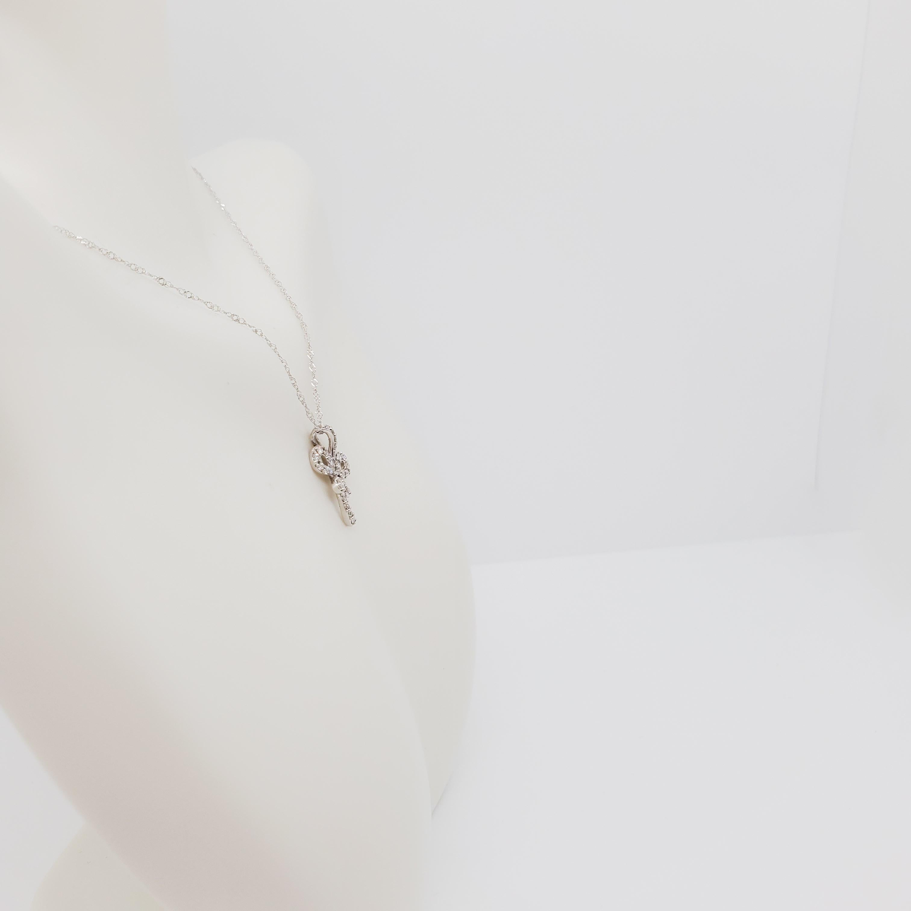 Estate White Diamond Butterfly Pendant Necklace in 18k White Gold In Excellent Condition In Los Angeles, CA