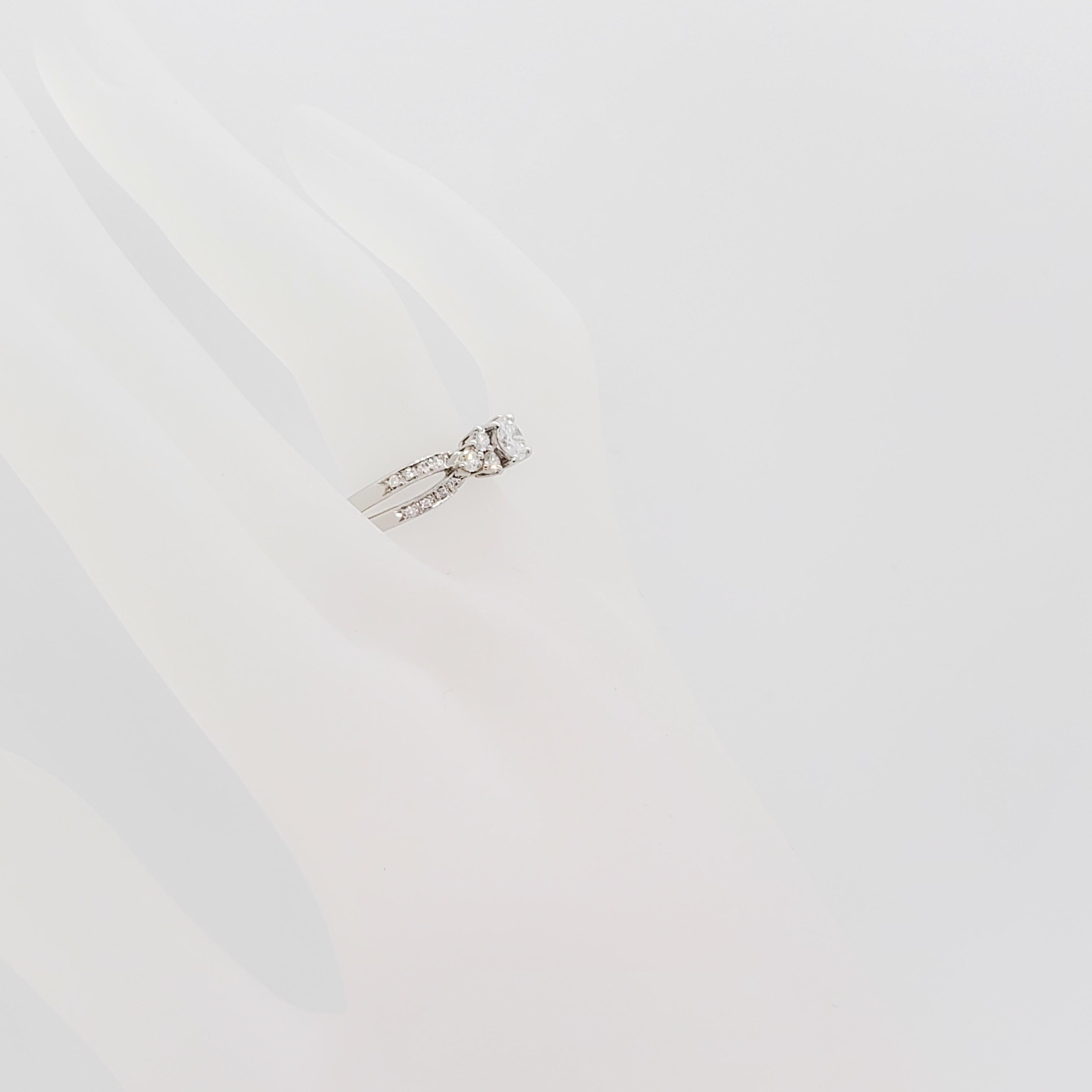 White Diamond Engagement Ring in Platinum In Excellent Condition For Sale In Los Angeles, CA