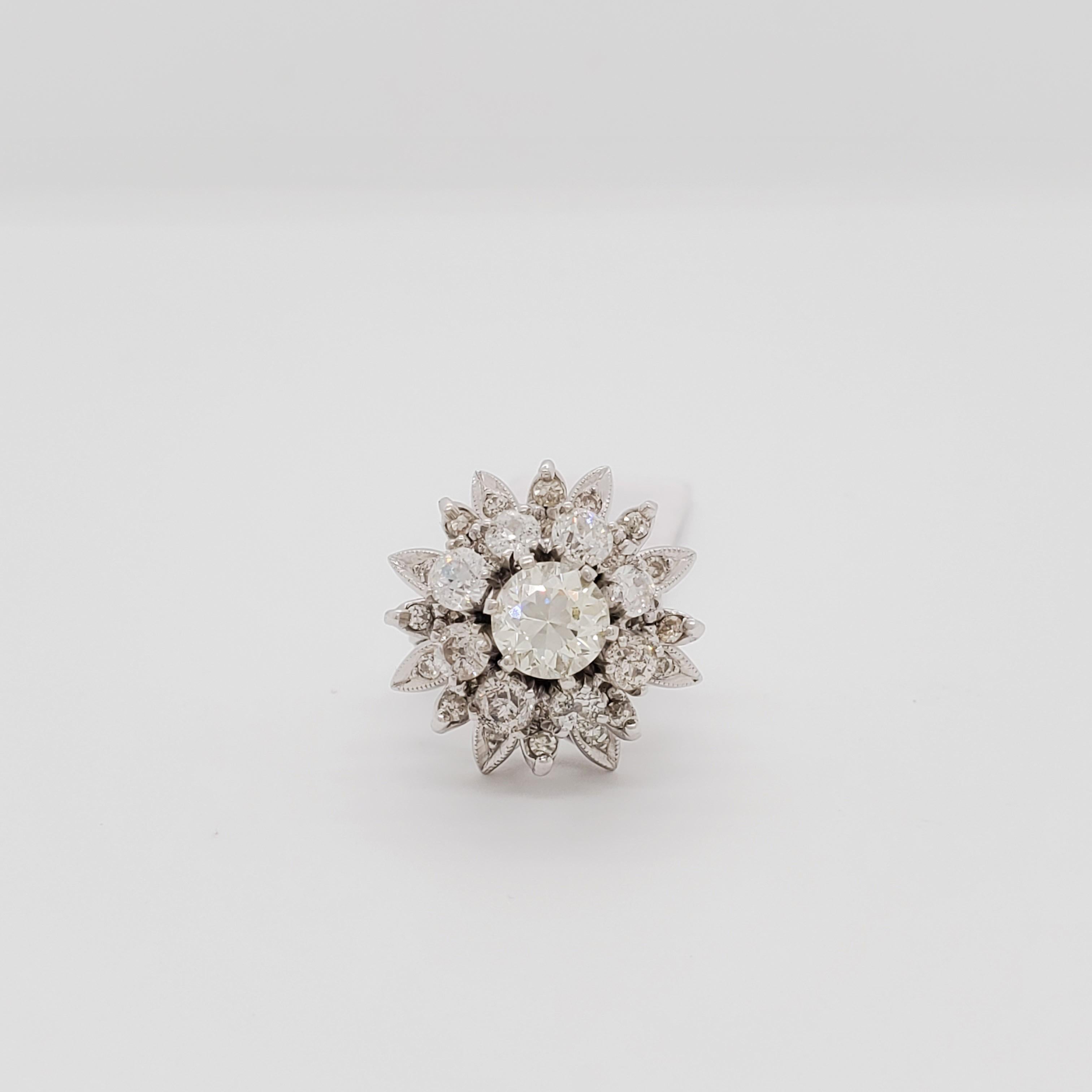 Estate White Diamond Floral Cluster Ring in Platinum In Excellent Condition In Los Angeles, CA