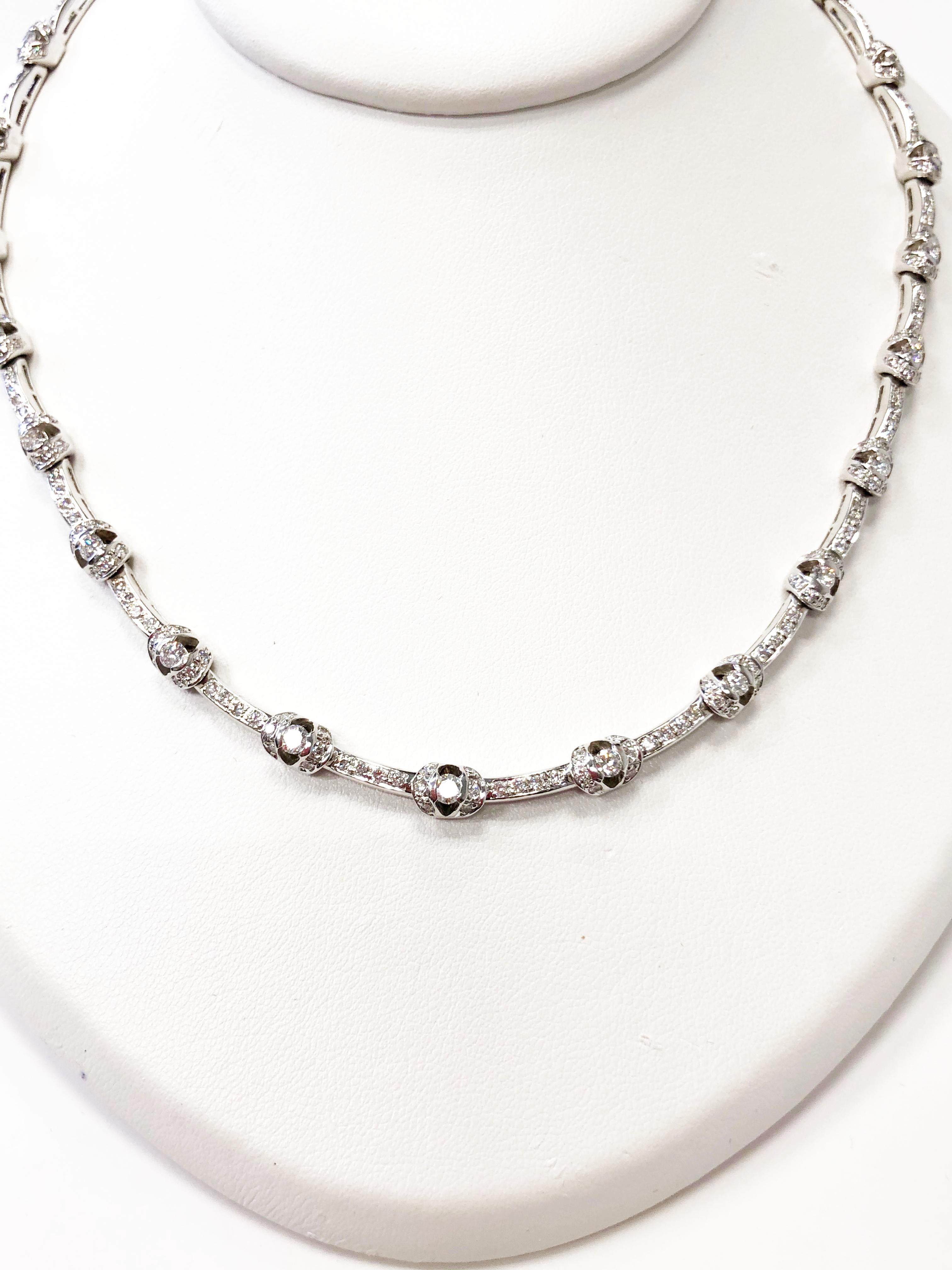 Estate White Diamond Necklace in 18 Karat White Gold In New Condition In Los Angeles, CA