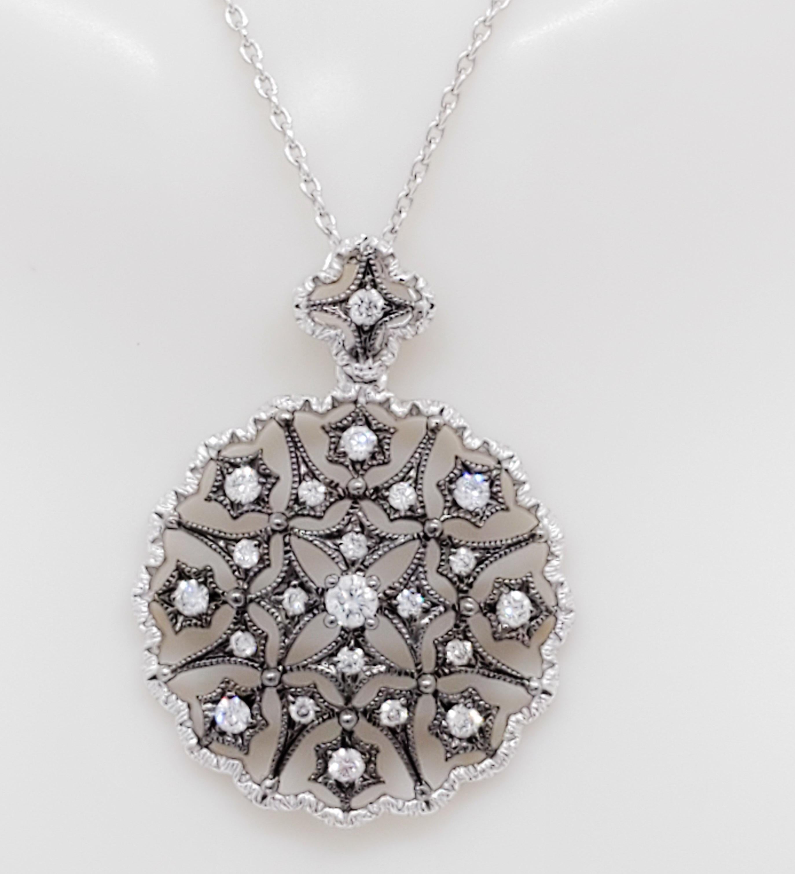 Bellissimo ciondolo circolare con diamanti bianchi rotondi di buona qualità da 0,29 ct.  Realizzato a mano in oro bianco 18 carati e rodio nero.  La lunghezza della catena è di 18