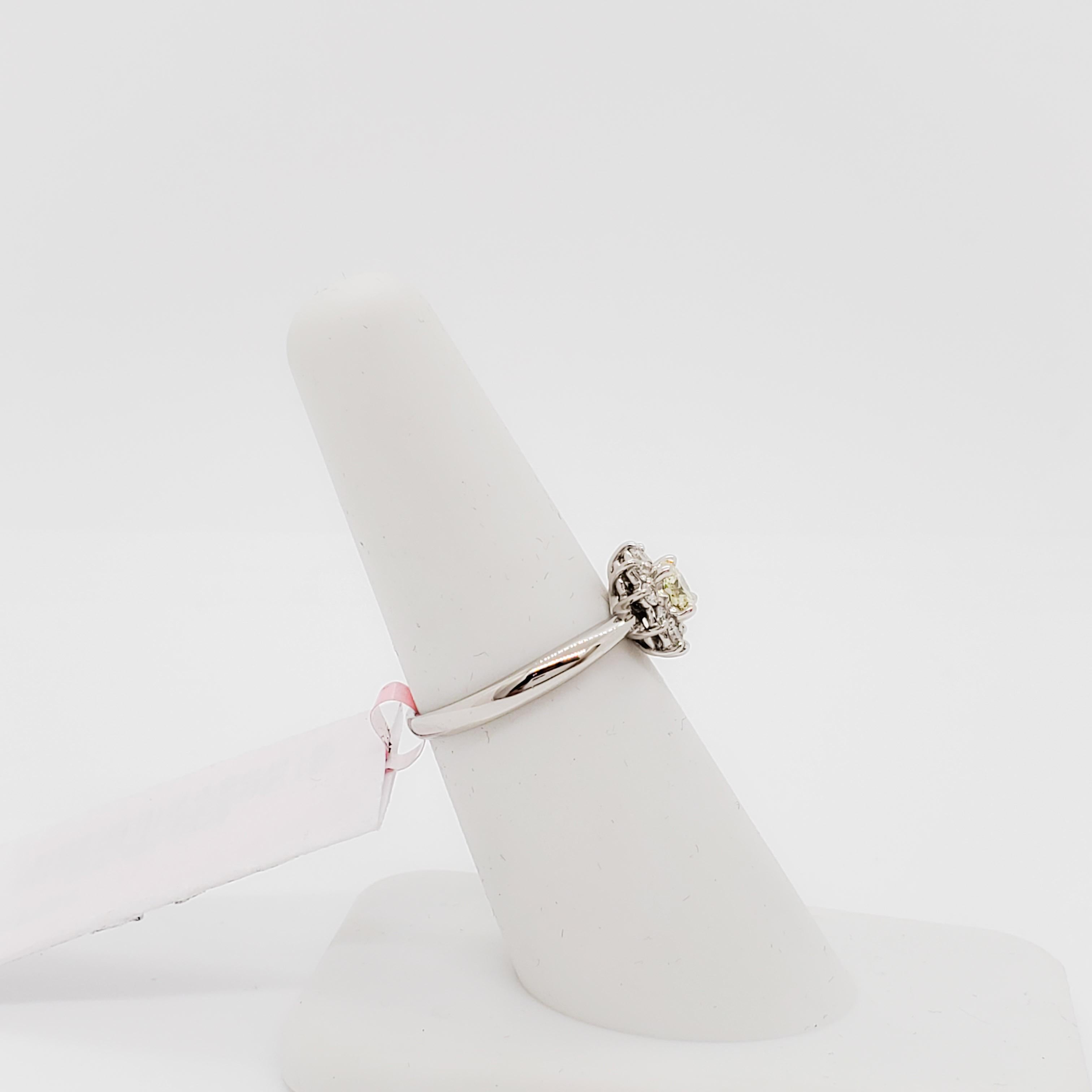 Runder Cluster-Ring aus Platin mit weißen Diamanten (Rundschliff) im Angebot