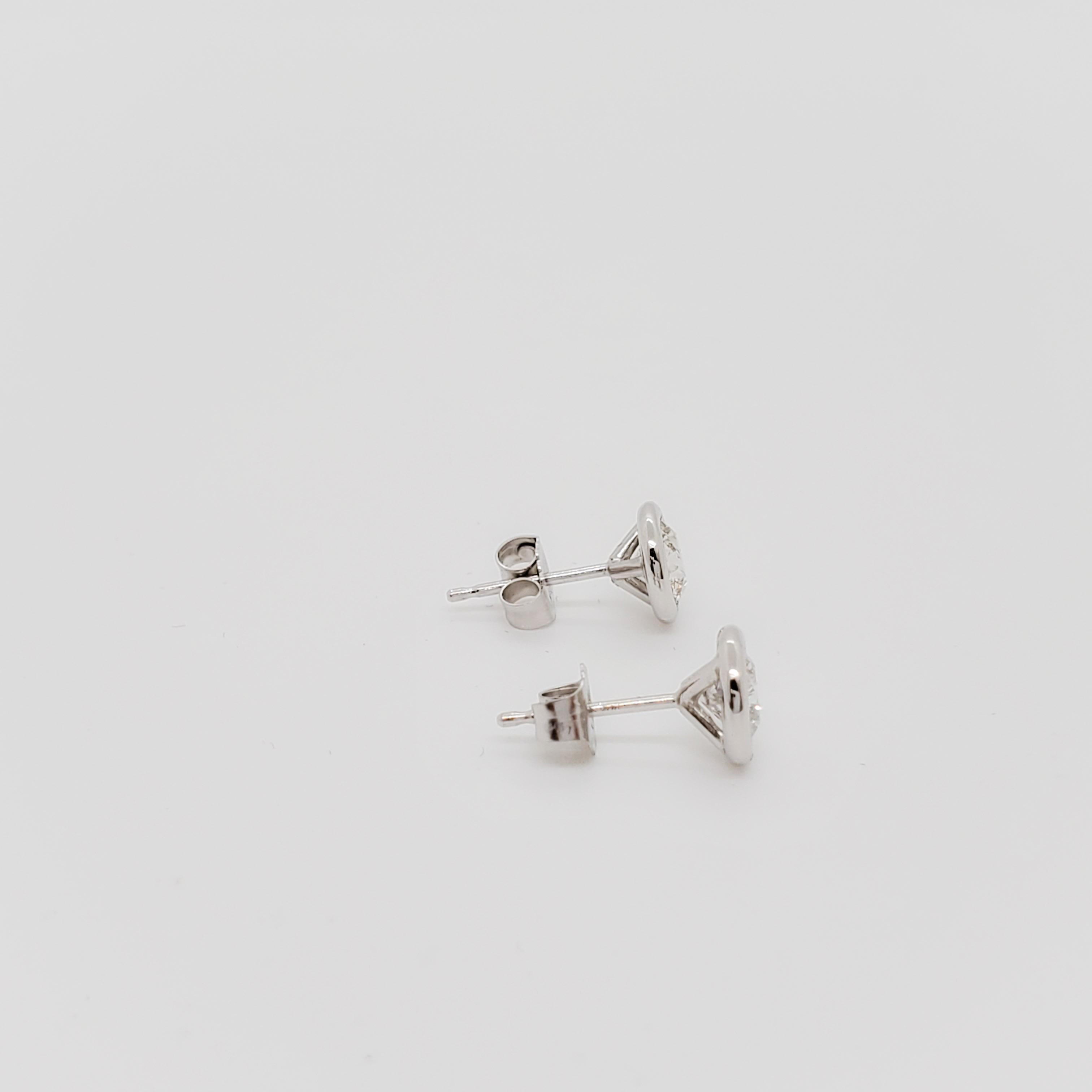 Estate White Diamond Round Studs in 14k White Gold In Excellent Condition In Los Angeles, CA