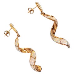 Boucles d'oreilles pendantes en spirale avec incrustation d'opale blanche du Domaine, or jaune 14k