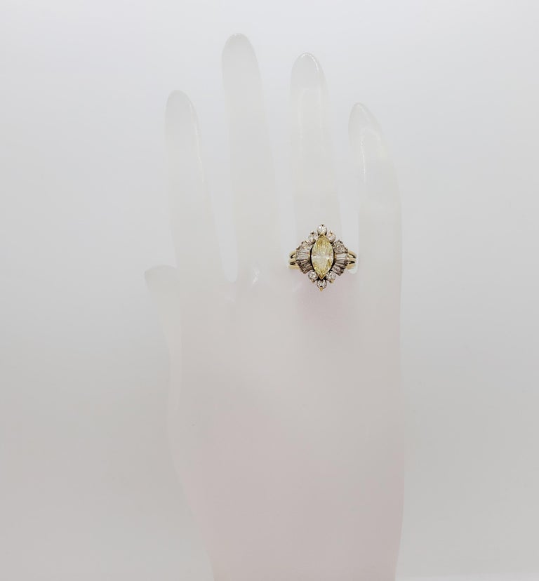 Estate Yellow and White Diamond Ring in 18k Yellow Gold For Sale at 1stDibs